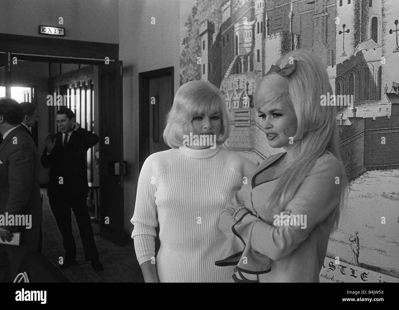 Diana Dors May 1967 actress with Jayne Mansfield In a Leeds Hotel Stock Photo