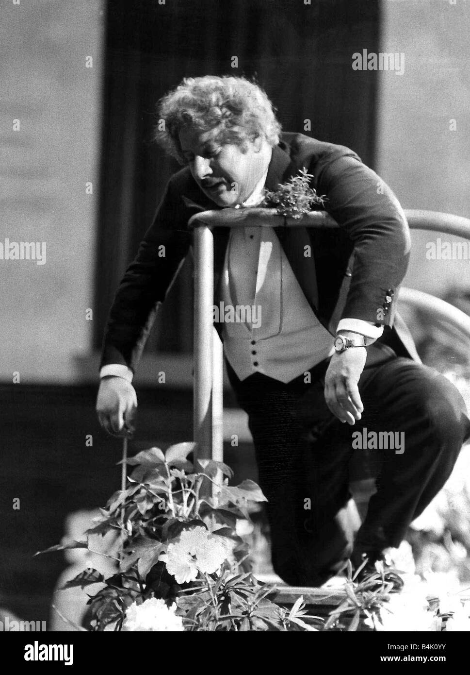 Russian born British actor Peter Ustinov making his debut as a conductor yesterday during rehearsals at Watford for the film Hot Millions Stock Photo