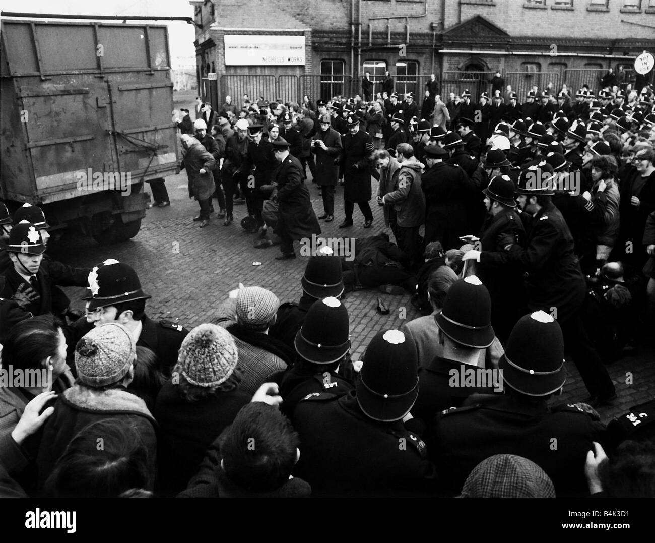 Picket line miners strike 1972 Saltley Coke depot West Midlands after