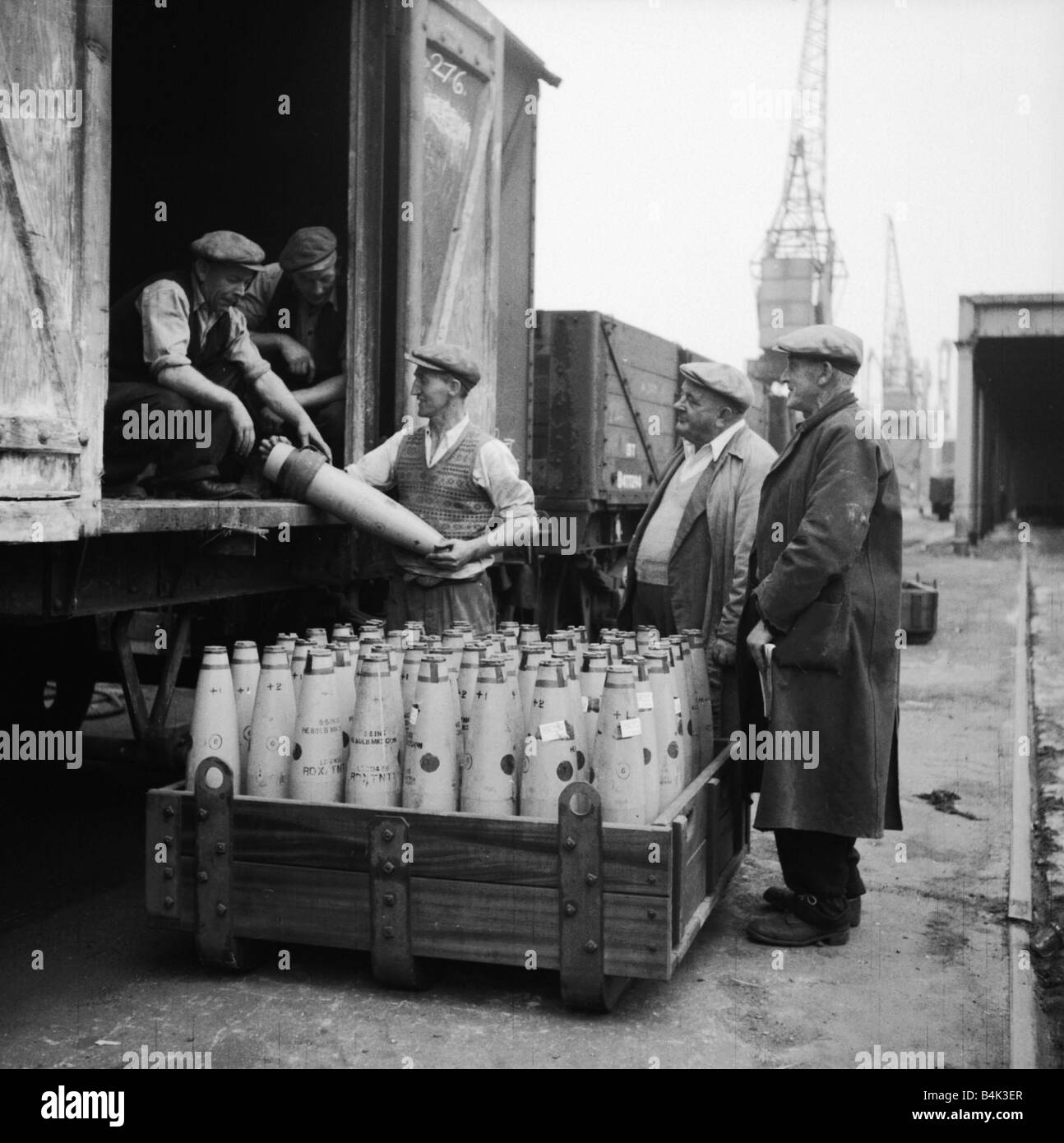 Suez Crisis 1956 Dockers putting 80lb shells into crates marked destination unknown which were then loaded onto ships The operation was supervised by Royal Engineers Stock Photo