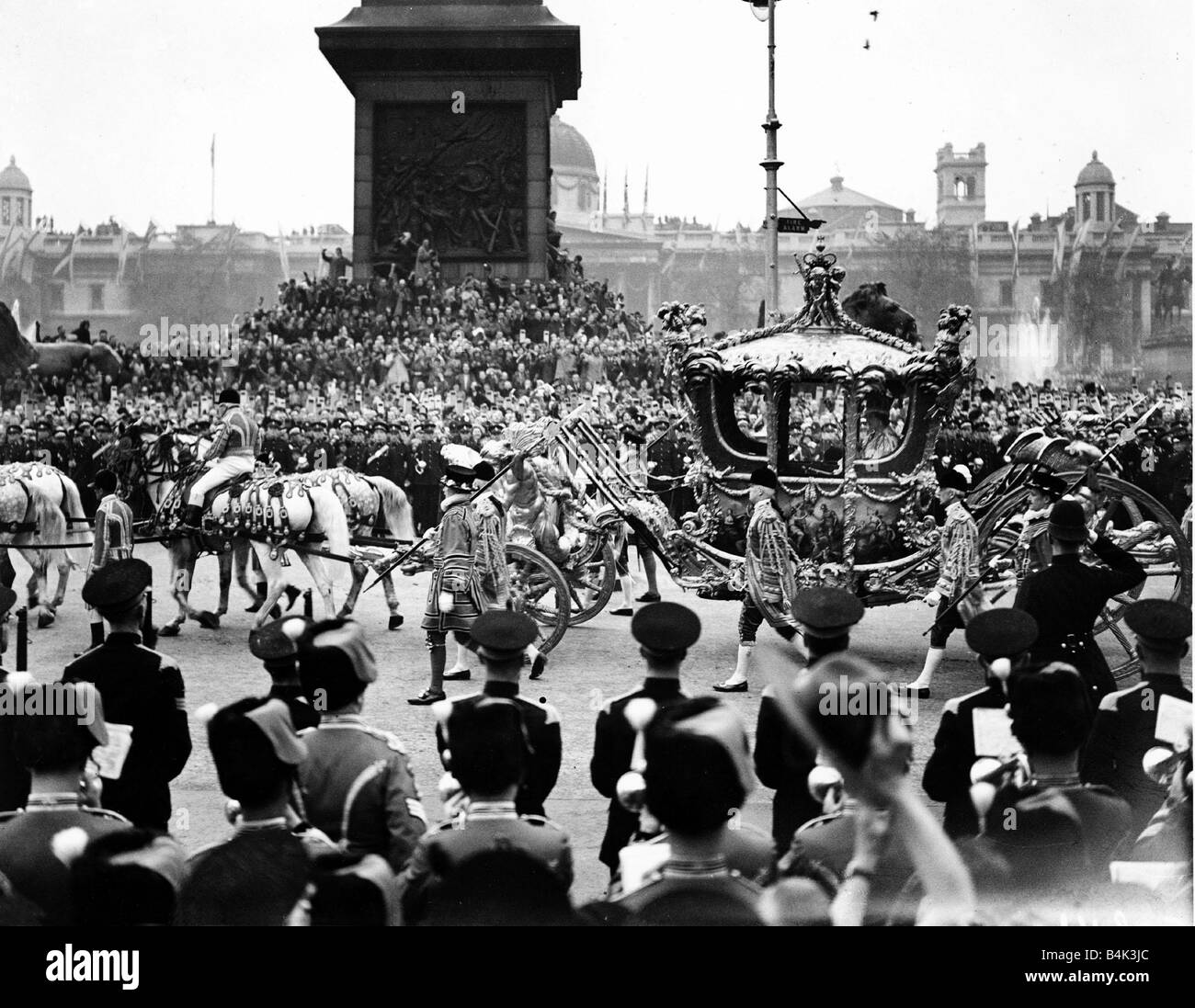 1953 coronation crowds hi-res stock photography and images - Alamy
