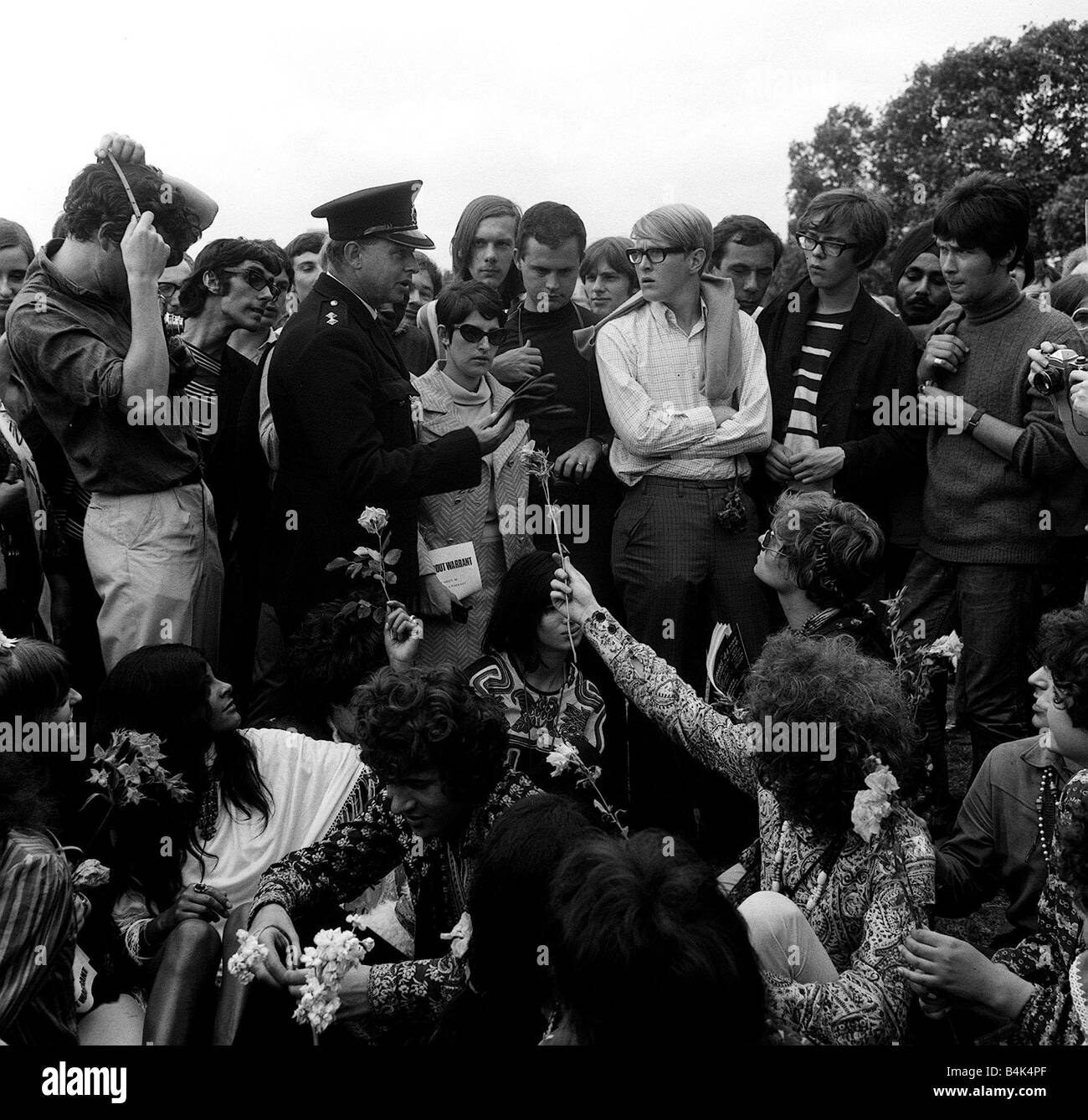 Hippies and teenagers gather in Hyde Park with police 1967 Stock Photo