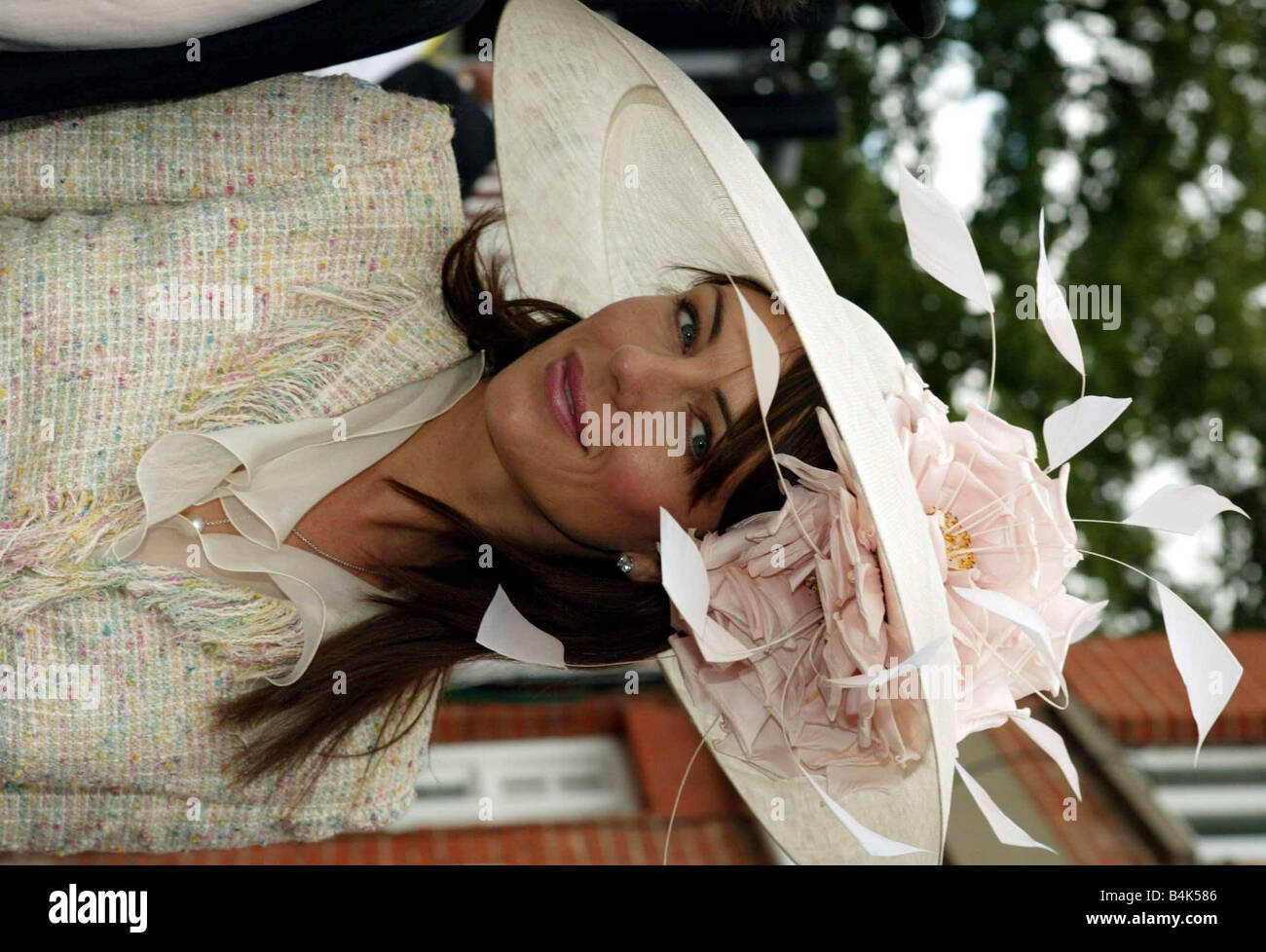 Actress Liz Hurley arrives at Ascot wearing a white hat June 2004 Stock Photo