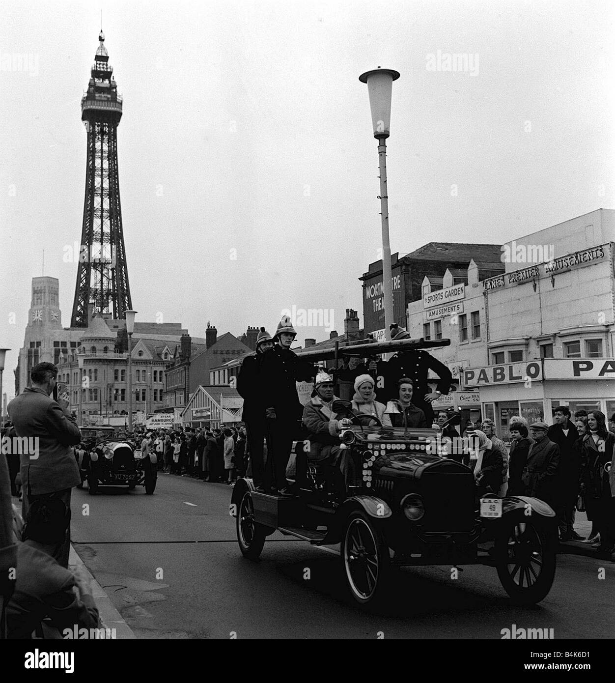 Veteran and Vintage Car Ralley from Manchester to Blackpool 1964 Ford T Fire engine heads doiwn the Seafront with the Blackpool Stock Photo