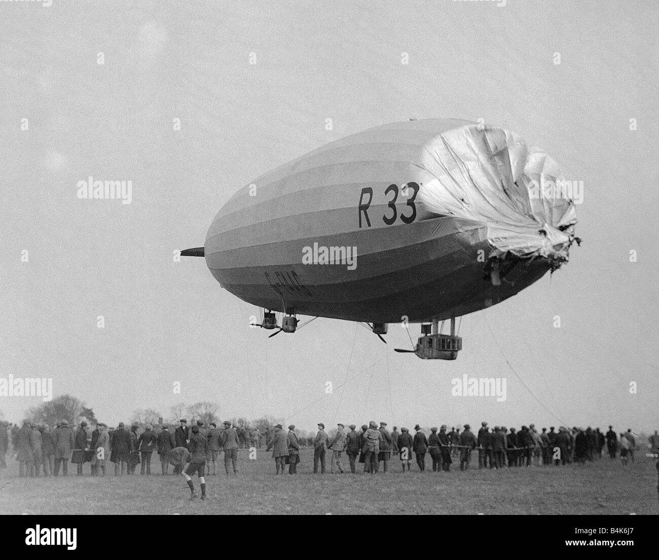 Damaged Armstrong Whitworth R33 Airship April 1925 returns to Pulham after accident with nose section collapsed Stock Photo