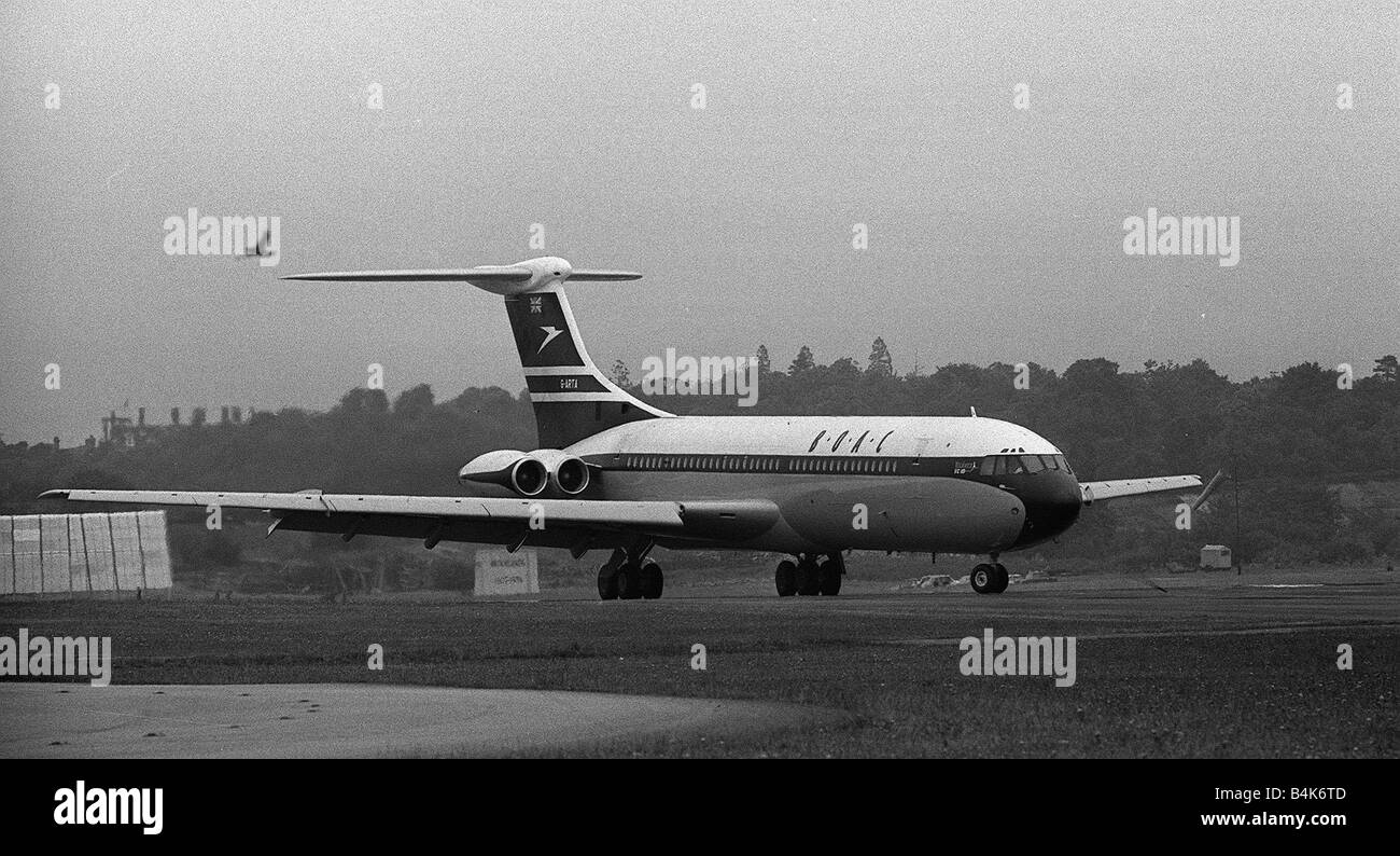 Aircraft Vickers VC10 in BOAC colours July 1962 rolls on to the runway ...