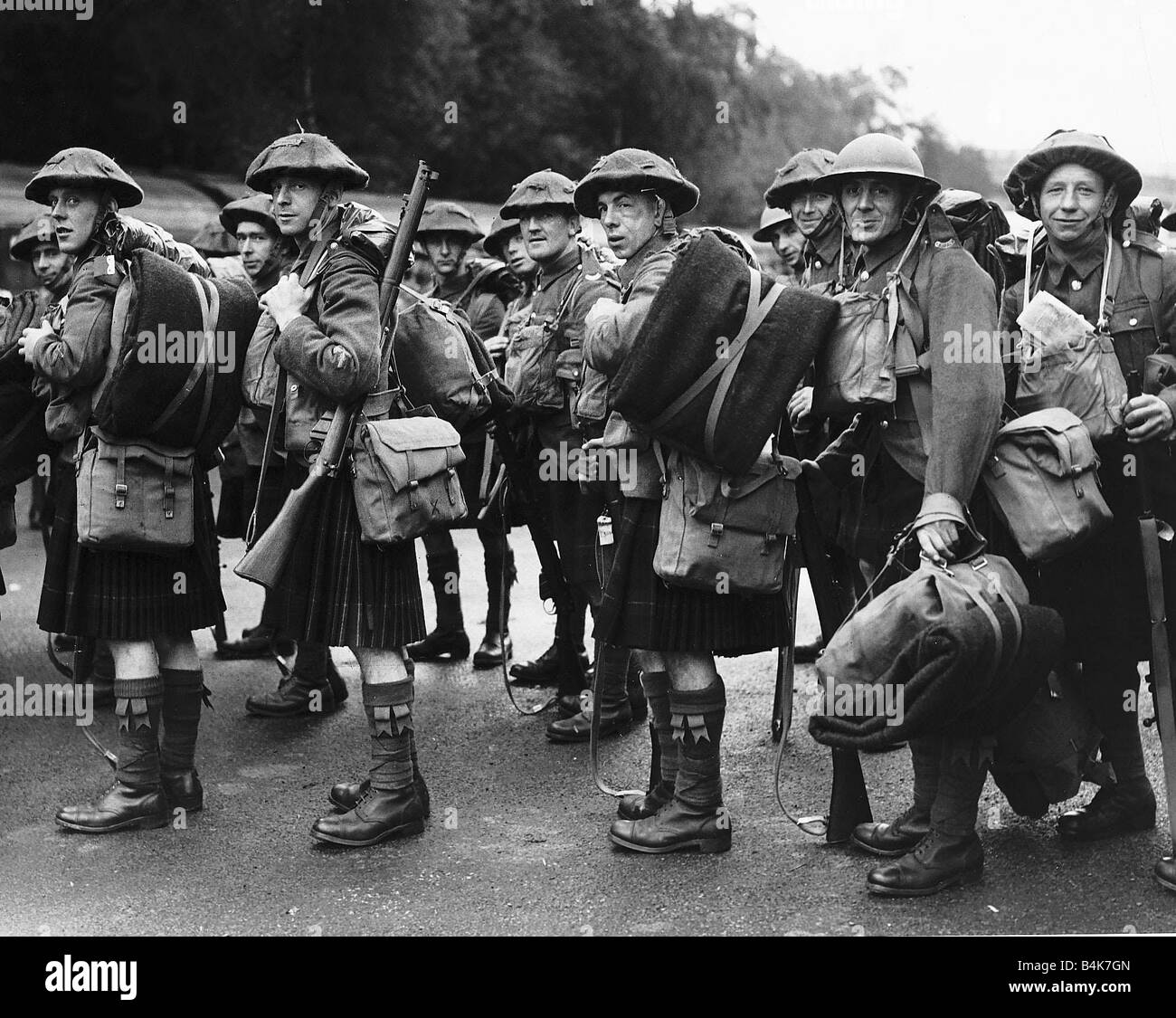 Scottish Highland soldiers leave for France in WW2 Stock Photo