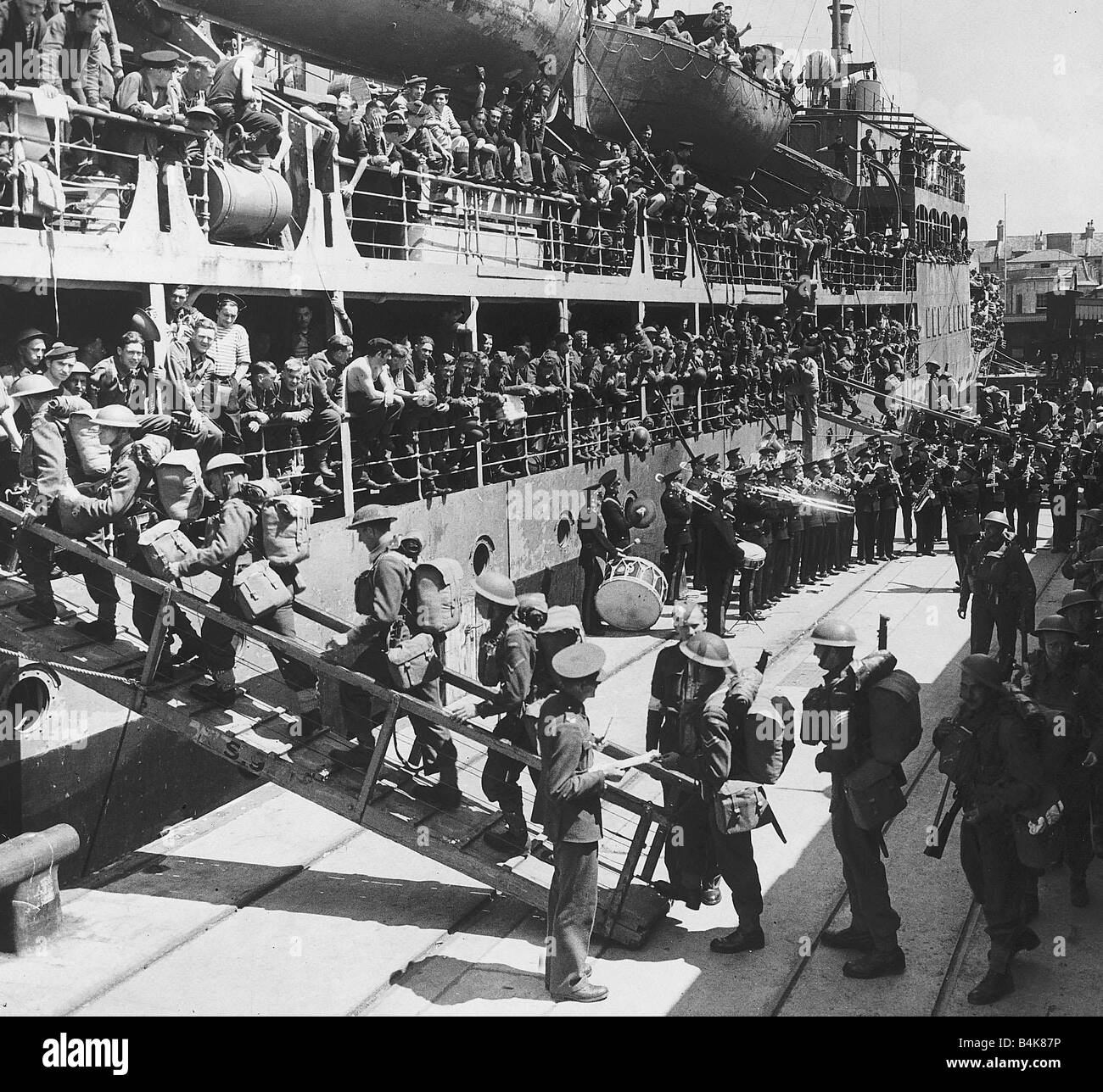 British soldiers boarding troop ship for France during WW2 Stock Photo