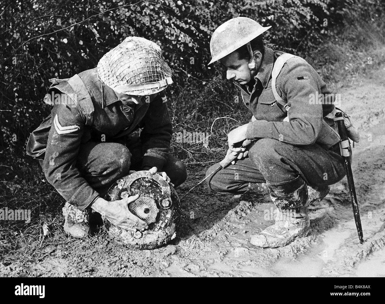 British soldiers defusing a land mine during WW2 1944 Stock Photo Alamy
