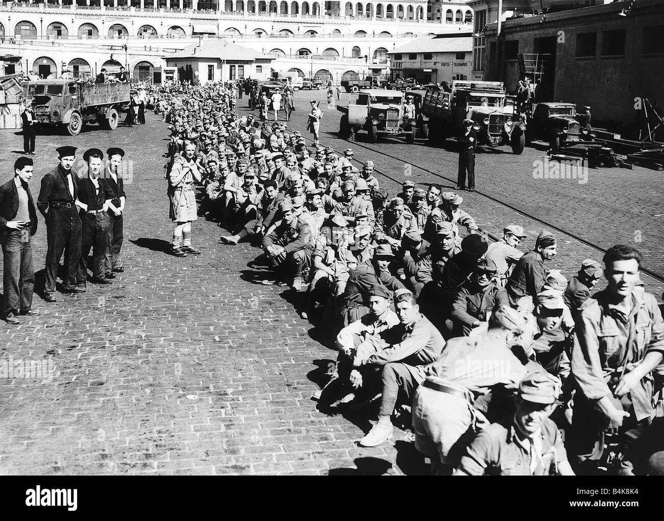 WW2 Italian prisoners of war waiting to embark from North Africa 1943 Stock Photo