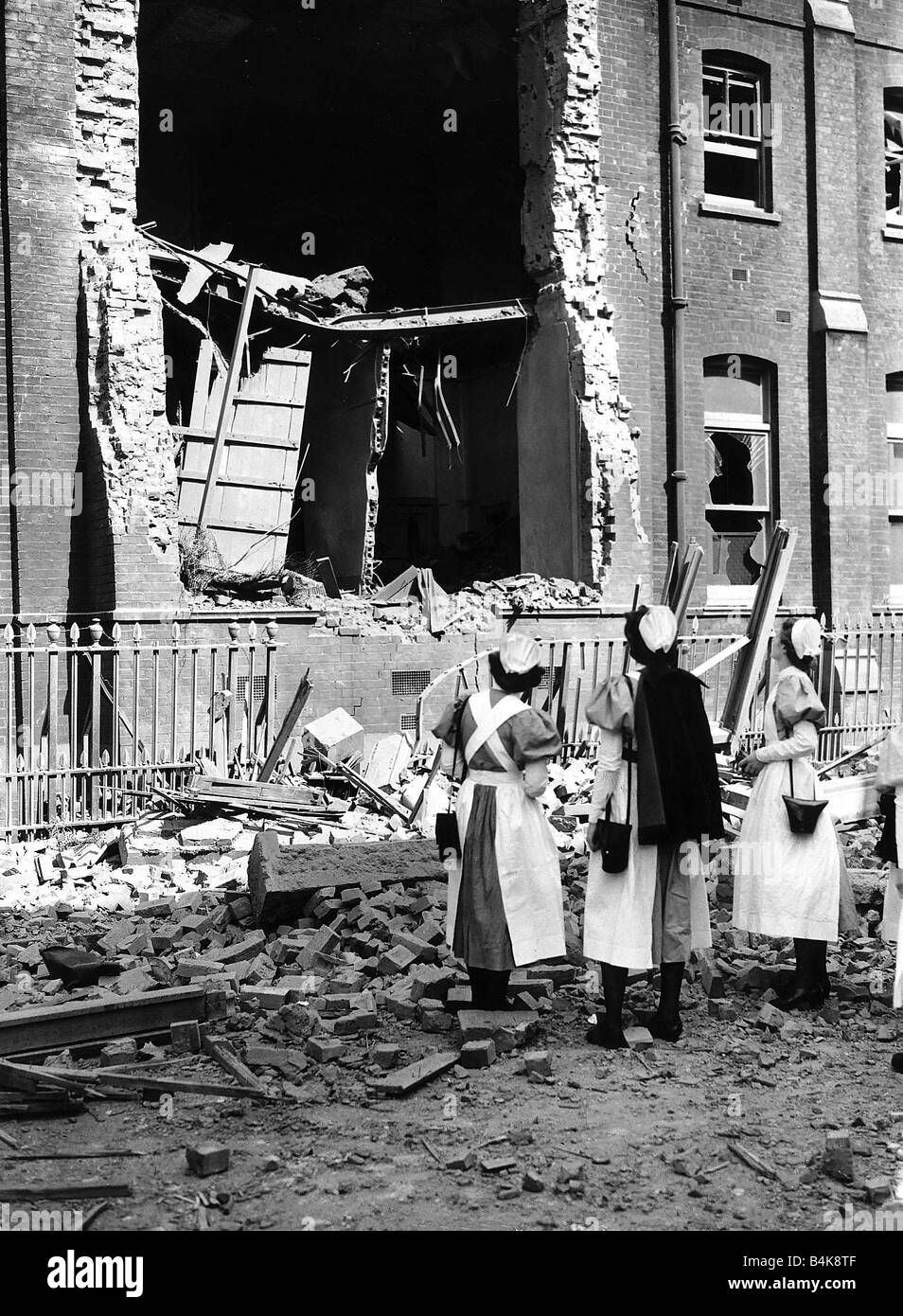 WW2 Bomb damaged Hospital Sept 40 Nurses looking at damage Stock Photo