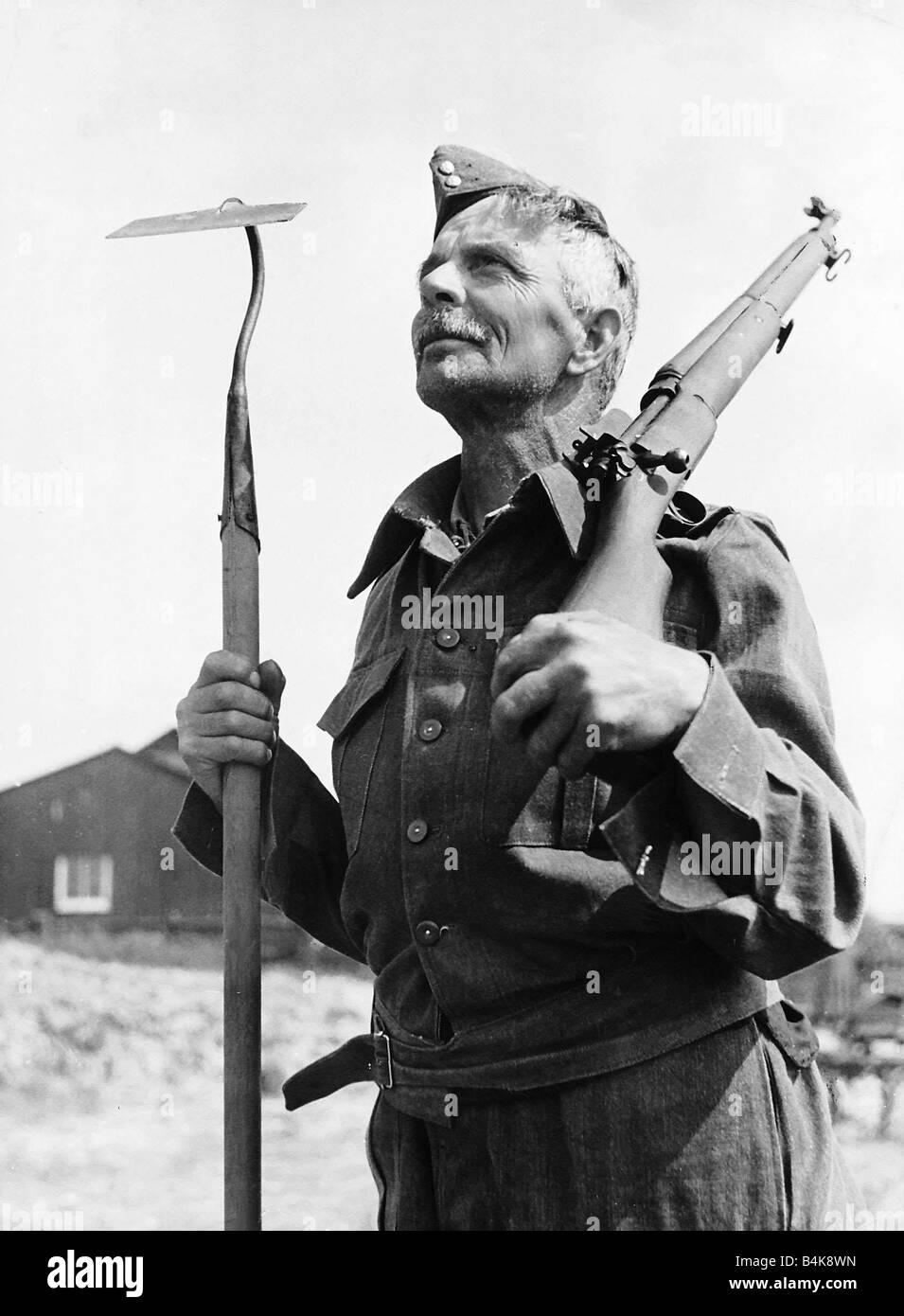 Photo soldat allemand sentinelle, avec statue de lion 1941 Photo soldat allemand sentinelle, avec statue de lion 1941