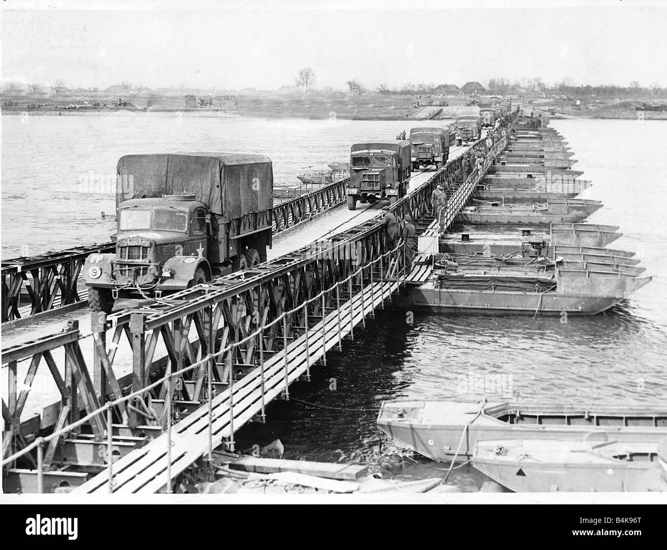 WW2 March 1945 Allied army trucks crossing the Bailey pontoon bridge over the Rhine at Xanten Stock Photo