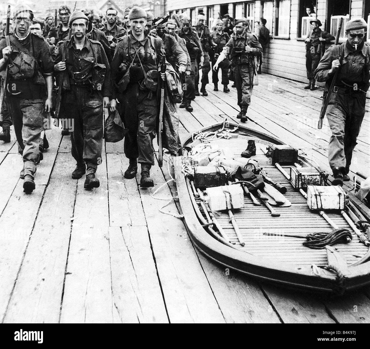 WW2 Troops on the quayside after August 1942 returning from the biggest ever combined operations daylight raid on Dieppe by Canadian and United Kingdom Special Service Troops a detachment of a US Ranger Battalion and a small contingent of Fighting French The force was carried and escorted by the Royal Navy and the RAF provided air support and protection Stock Photo