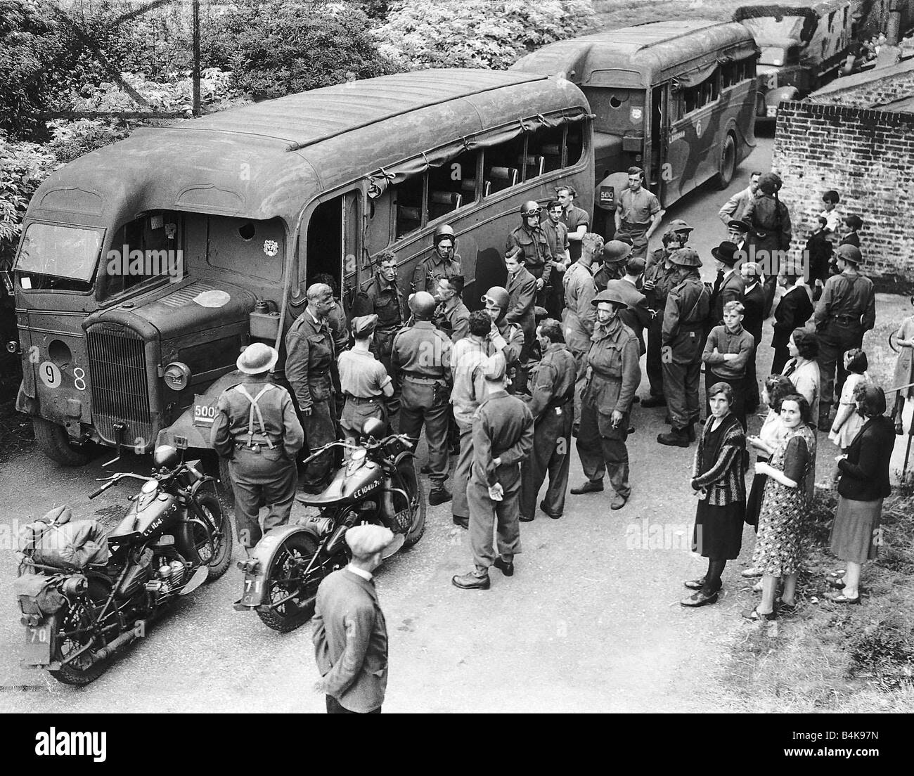 WW2 Commandos entering a coach August 1942 after the combined operations raid on Dieppe Stock Photo