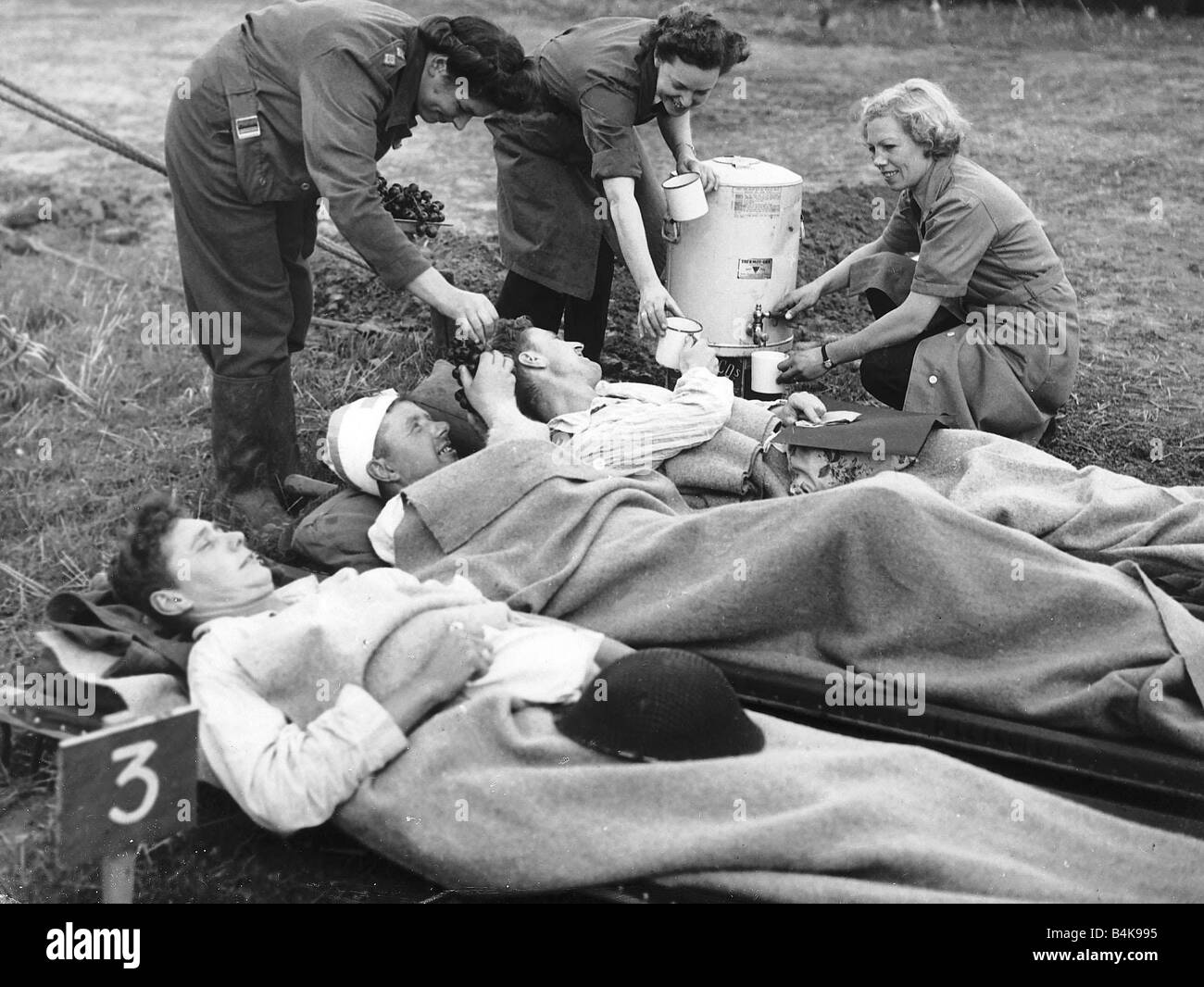 WW2 Private Joe Ragadale RAMC of Hull wounded at Arnheim Gunner George Reid RA of Perth wounded in Holland Trooper Len Sheppard Stock Photo