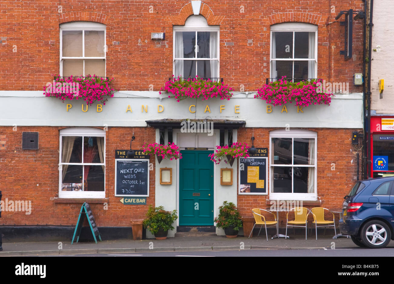 THE QUEENS PUB AND CAFE BAR in Ludlow Shropshire England UK Stock Photo