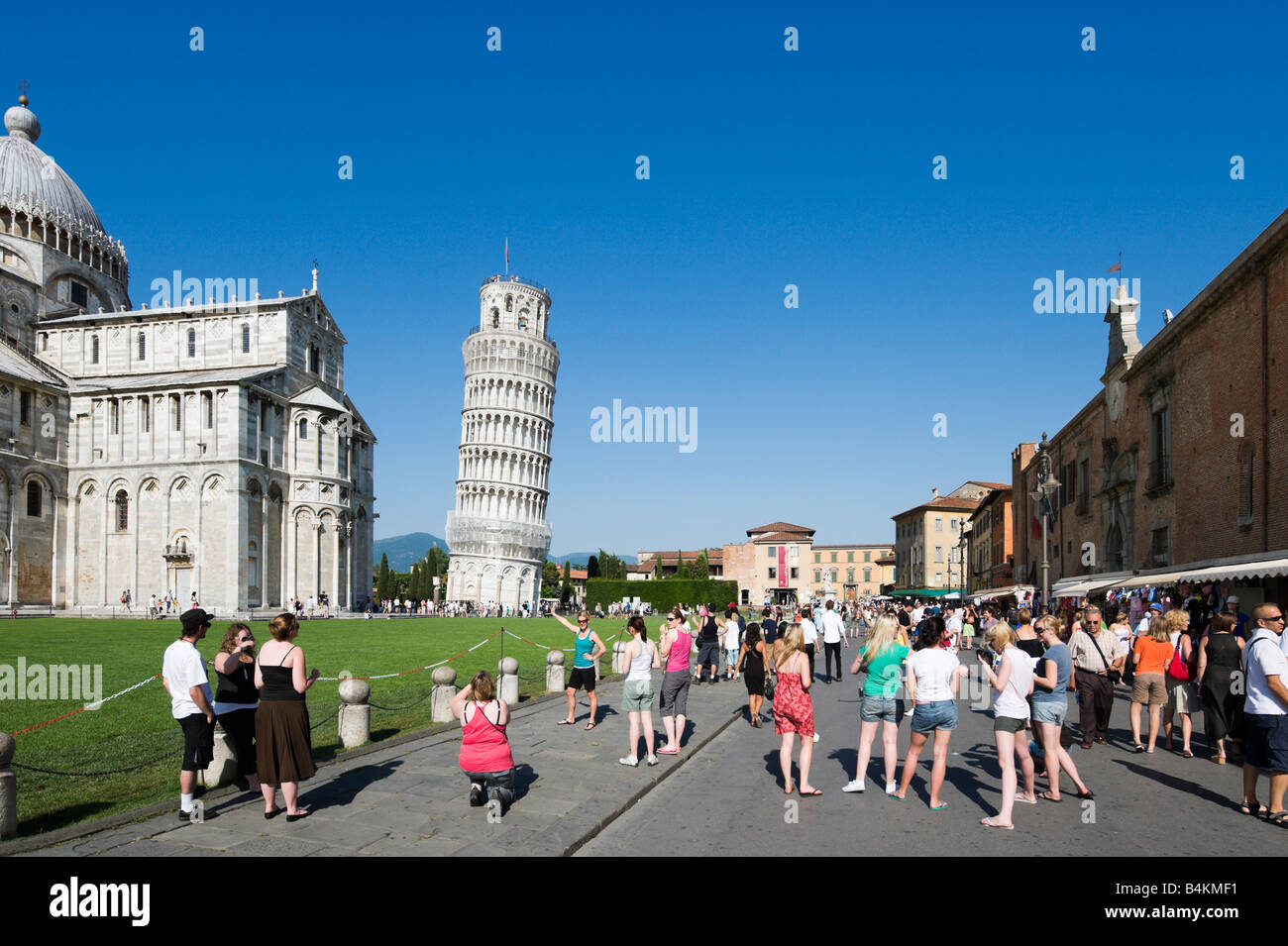 People posing for photographs in front of the Duomo and Leaning Tower, Piazza dei Miracoli, Pisa, Tuscany, Italy Stock Photo