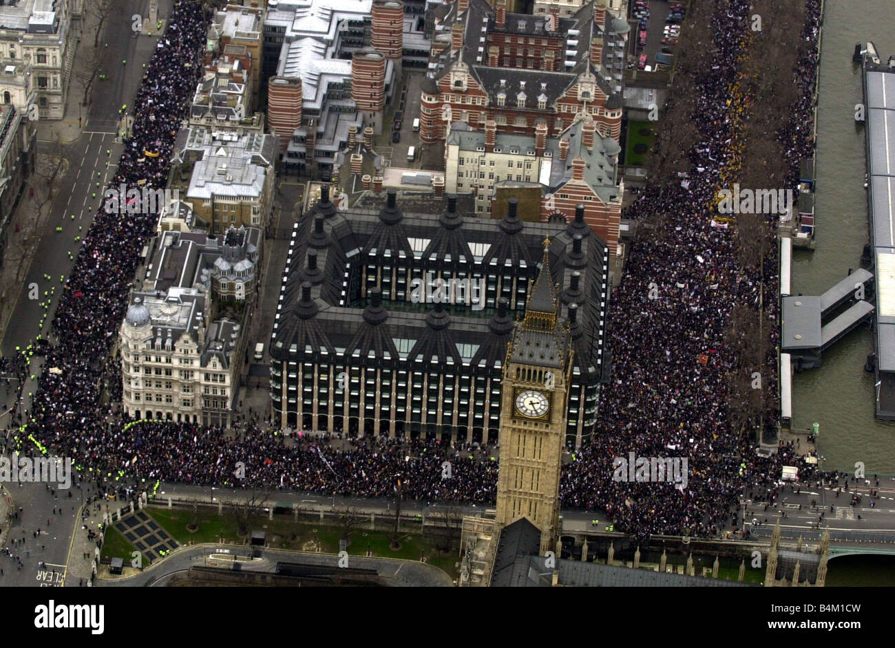 demonstrations-anti-iraq-war-protest-london-february-2003-a-aerial-B4M1CW.jpg