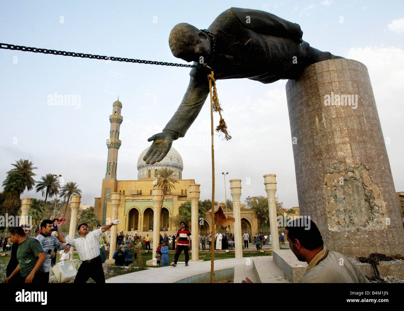 Iraq War 2003 Iraqi President Saddam Hussein s statue in Baghdad s al