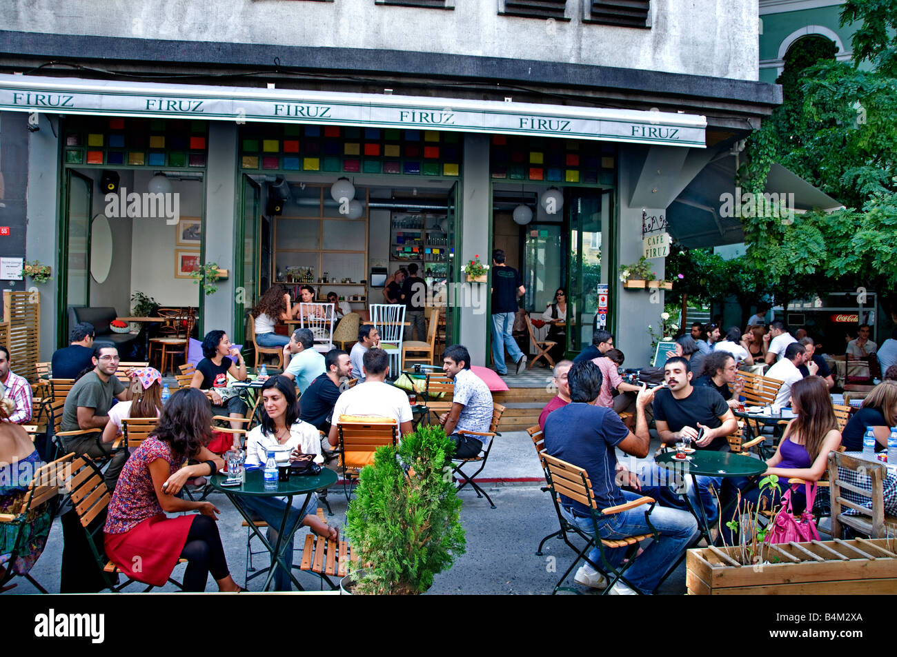 University students Istanbul Galatasaray Cukurcuma quarter near Istiklal Caddesi Beyoglu shopping street terrace bar bistro cafe Stock Photo