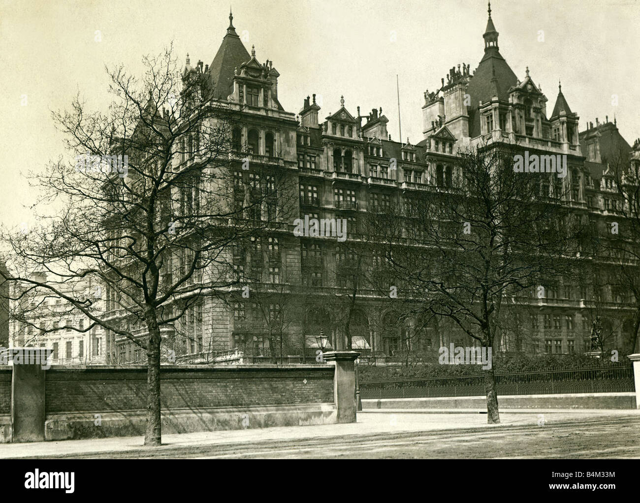 Whitehall Court London Building Circa 1928 Mirrorpix Stock Photo Alamy