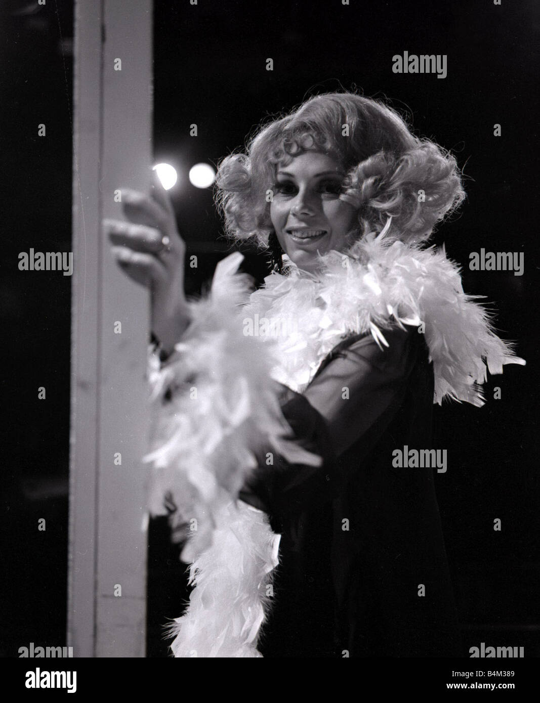 Marion Montgomery Jazz Singer October 1969 starring in the Cole Porter comedy musical Anything Goes which opens tonight at the Palace Theatre 1960s Jazz Singers Marion Holloway Feather Boa Stock Photo