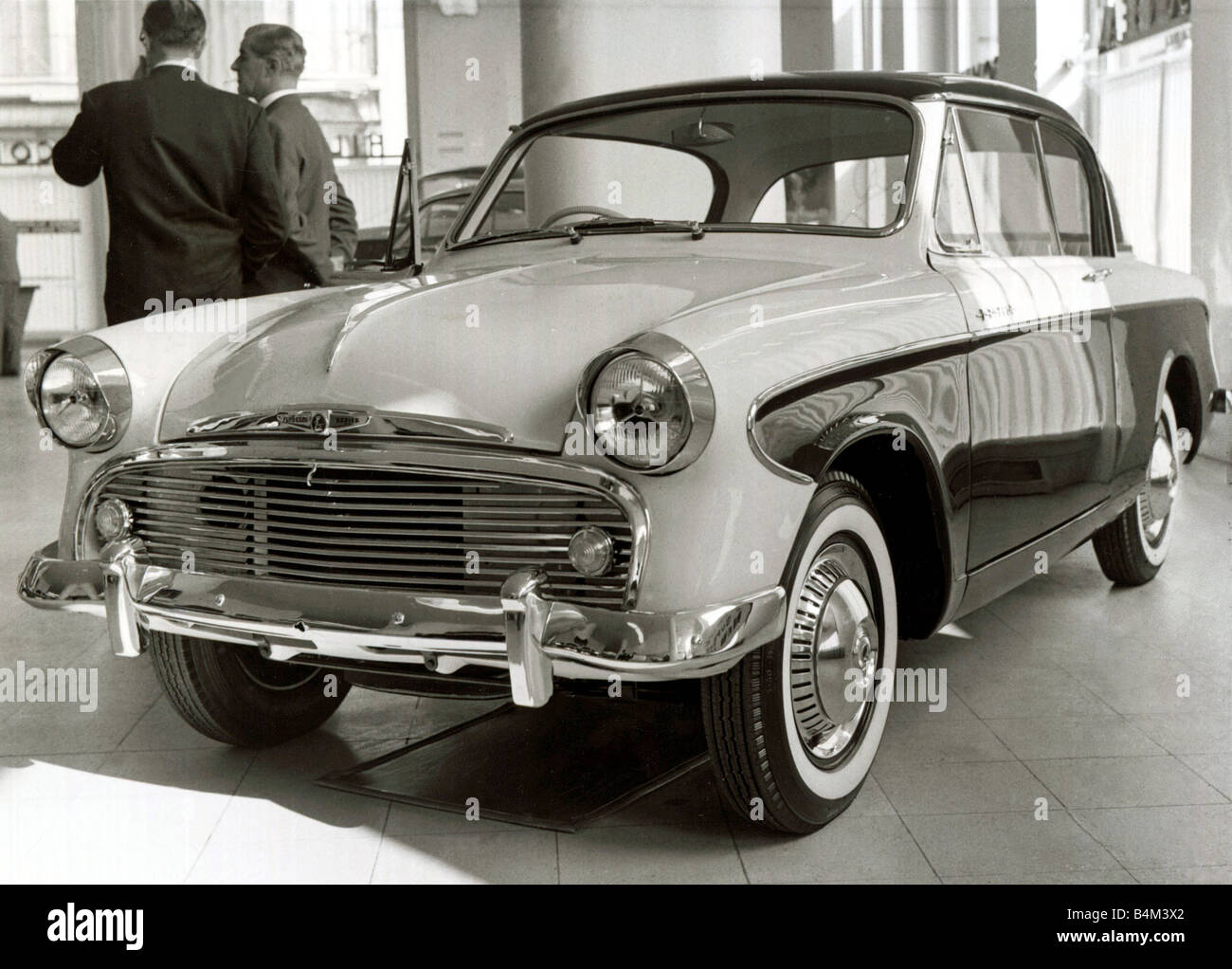 Sunbeam Rapier New saloon car with a sports car performance announced by the Rootes Group 4 5 seater motor car automobile Top speed of around 90 mph Light steering DM G5493 1 13 10 1955 October 1955 1950s Mirrorpix Stock Photo