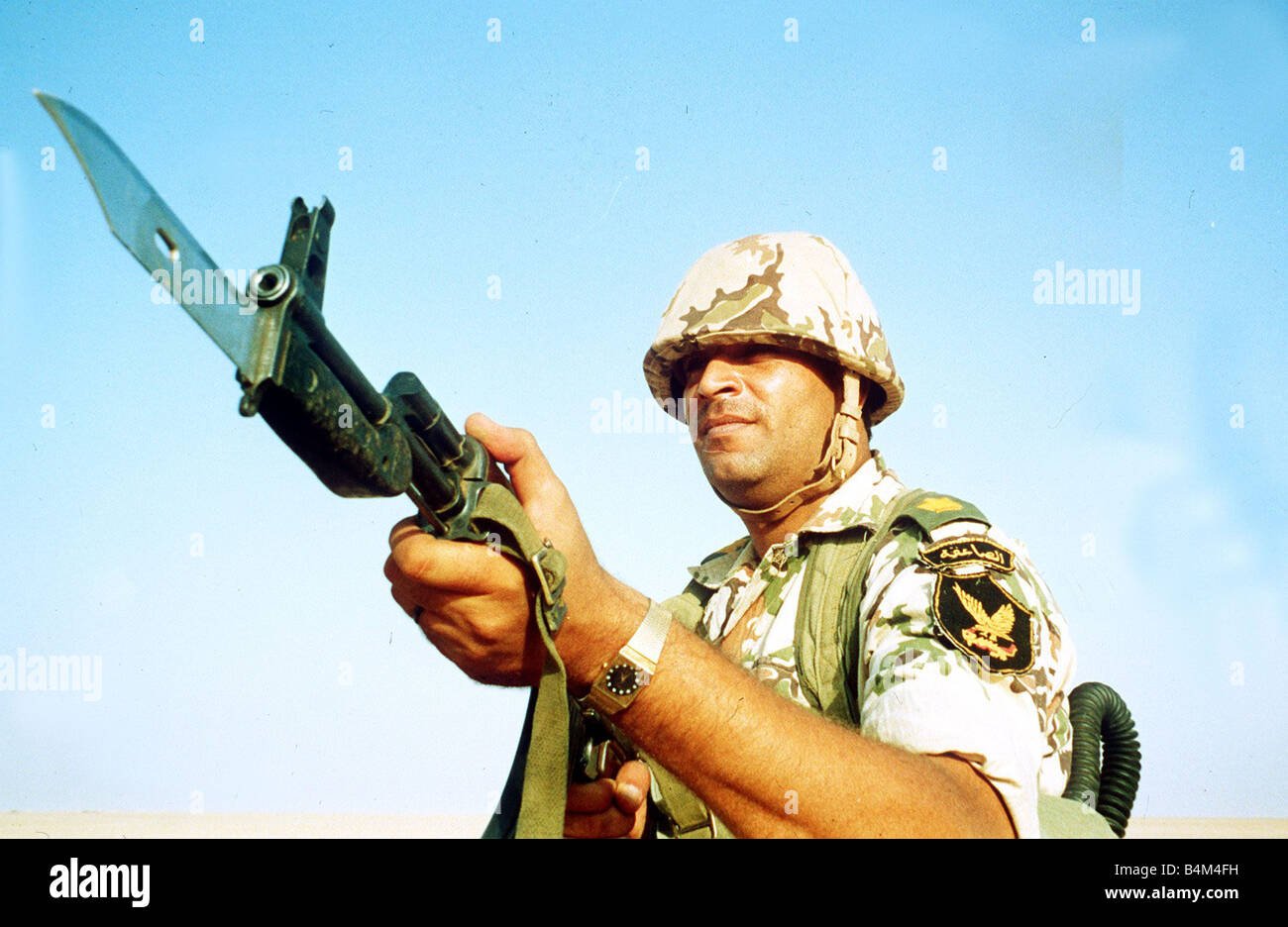 A Egyptian Soldier part of the coalition of armed forces created by the United Nations to liberate Kuwait following the invasion and occupation by Iraq Seen here patrolling the border between Saudi Arabia and Iraq Stock Photo