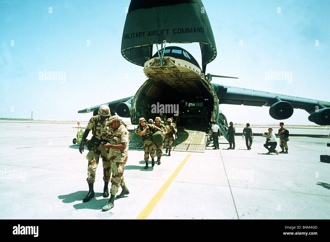 Gulf War US Troops disembark from a USAF Galaxy transport aircraft arriving in Saudi Arabia just a few days after the Iraqi invasion of Kuwait Stock Photo