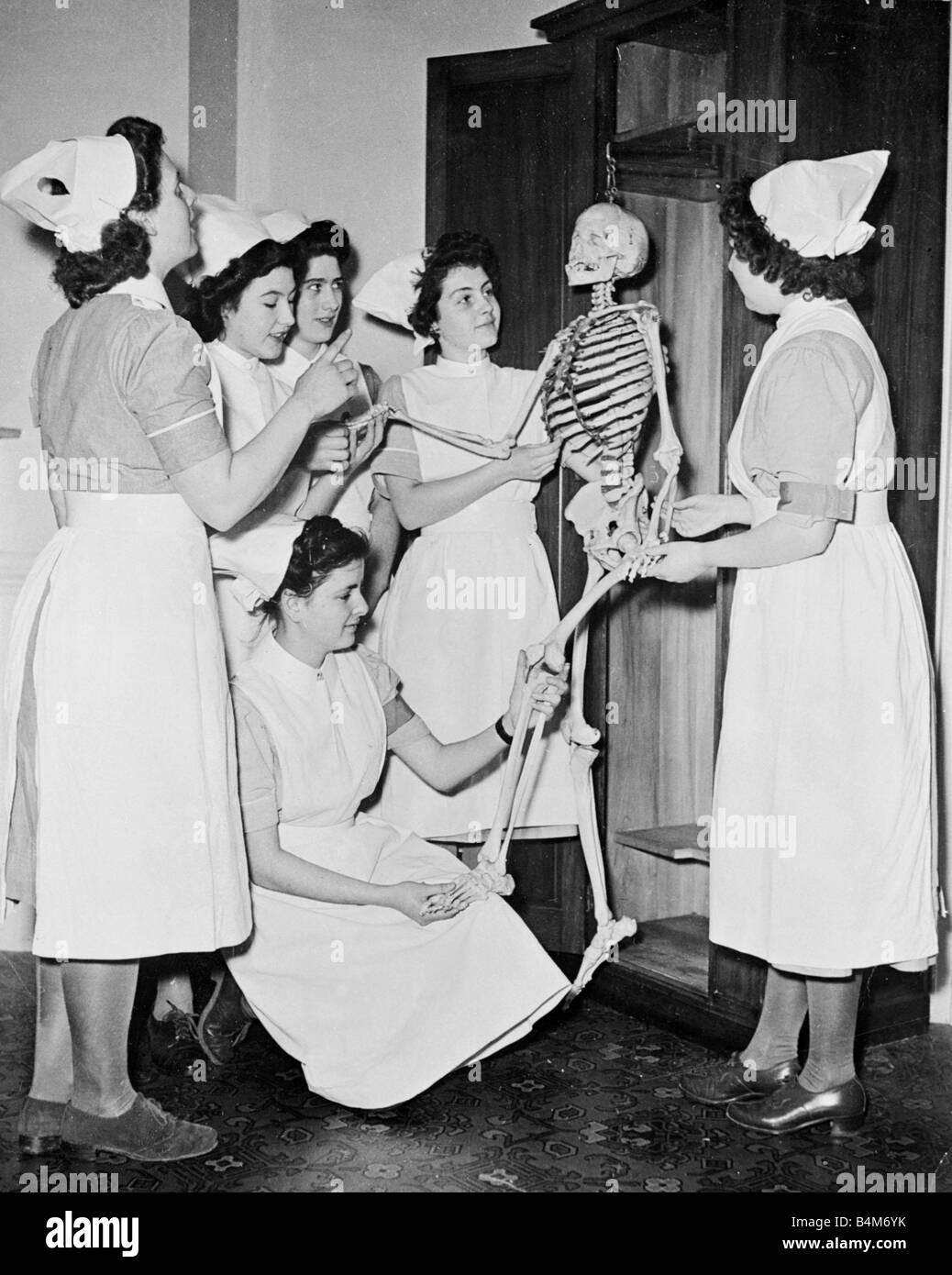 Student Nurses at a training school in Brighton with the skeleton of a woman which they use during their studies April 1948 Stock Photo