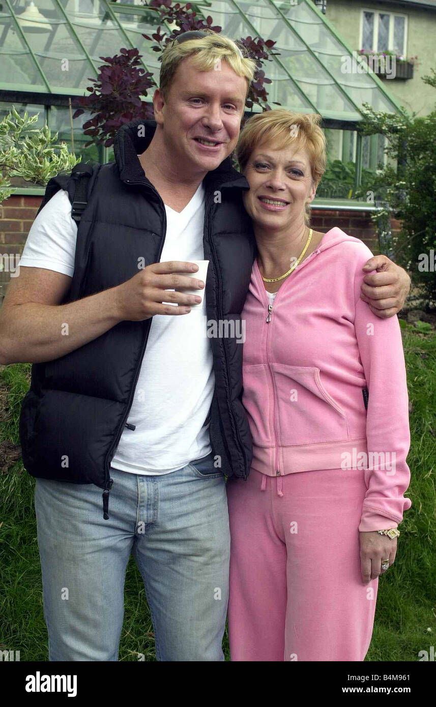 Denise Welch Jackie with showbiz journalist Steven Smith December 2003 Behind the scenes of BBC TV s Down to Earth Set in Devon Stock Photo