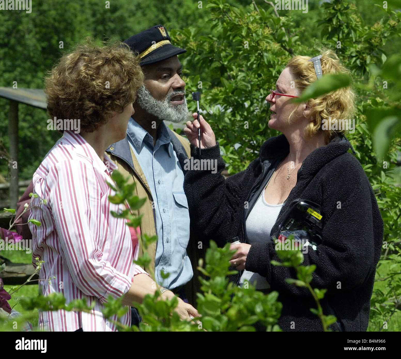 Ram John Holder Wilson having make up done by Irene Napier head of make up design whilst Elizabeth Bennett Daphne watches December 2003 Behind the scenes of BBC TV s Down to Earth Set in Devon but partly filmed in Buckinghamshire Stock Photo