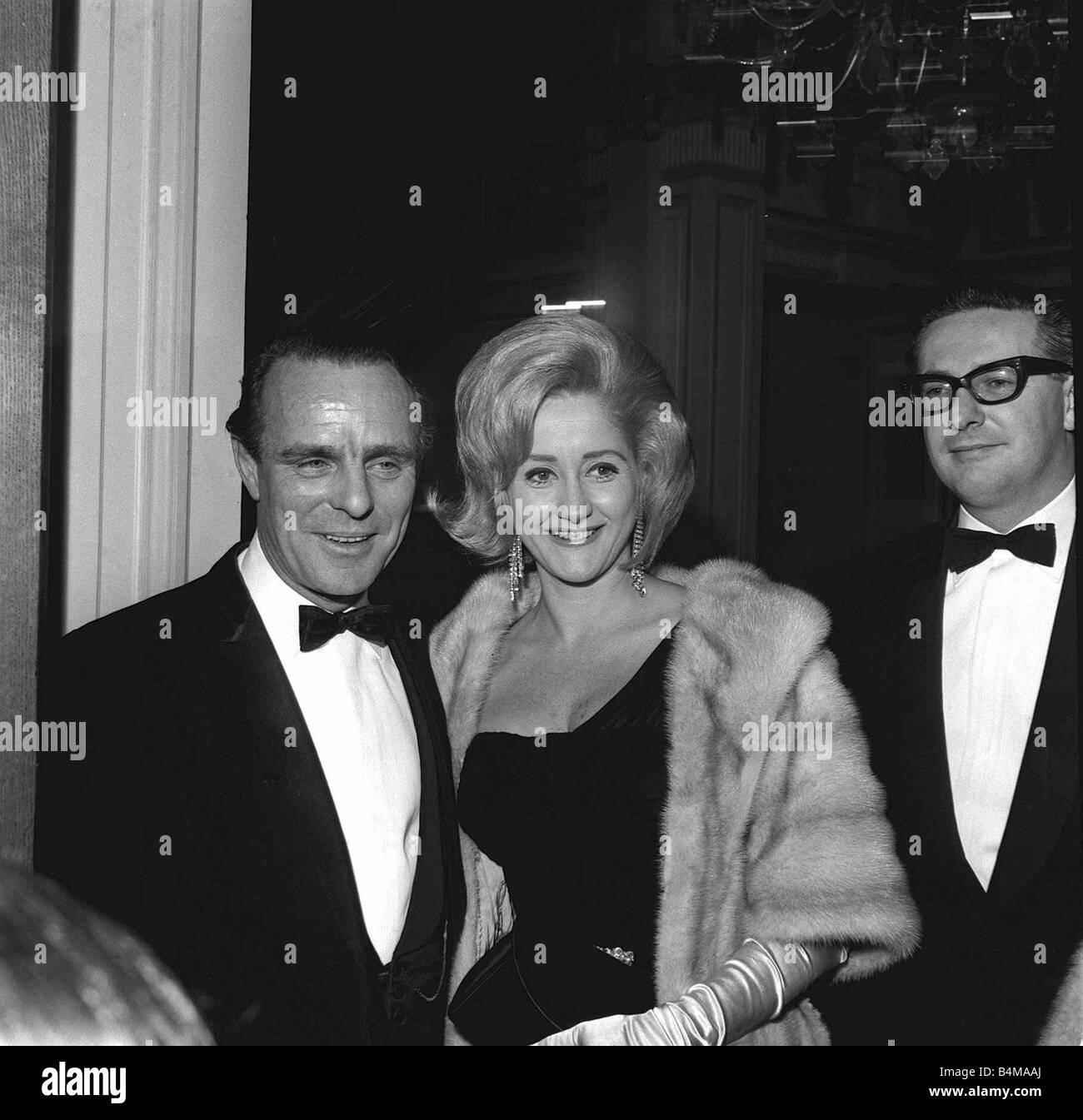 Dickie Henderson and actress Liz Frazer December 1963 at the film premiere of Its a Mad Mad Mad World Stock Photo