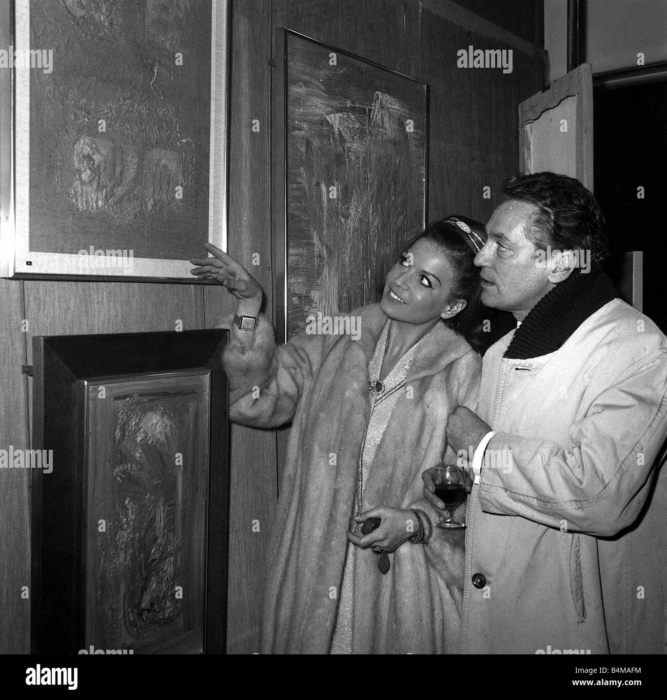 Eva Bartok actress January 1964 with actor Peter Finch talking about her abstract painting exhibition Y2K Stock Photo