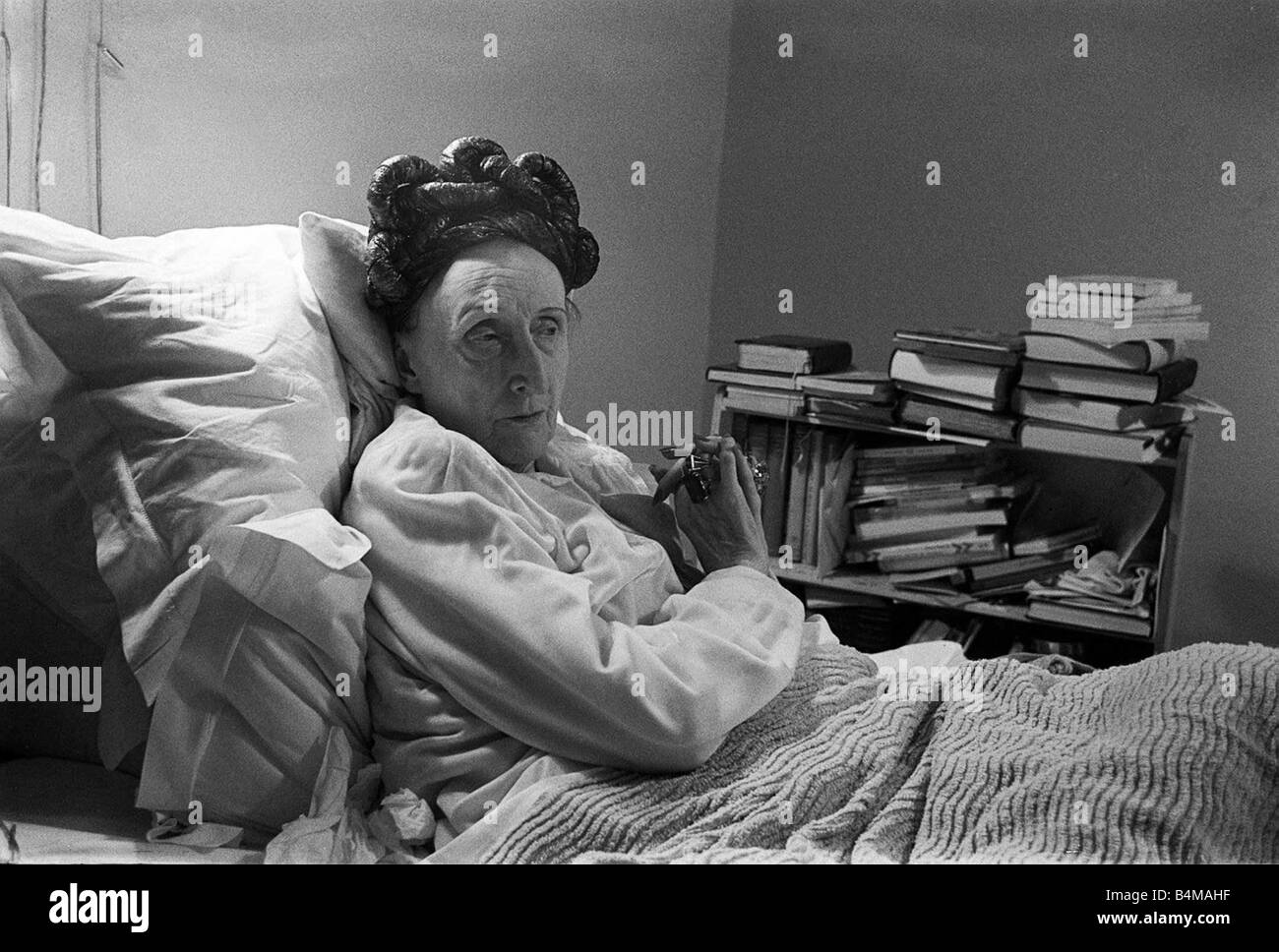 Dame Edith Sitwell actress in her bed Stock Photo