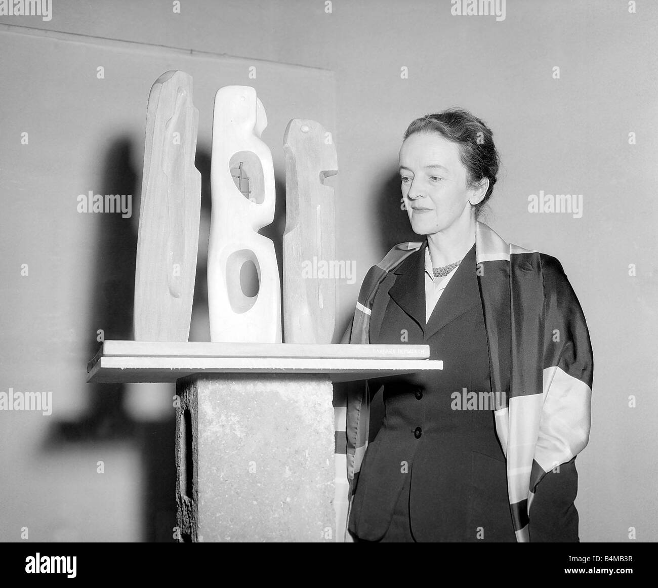 Barbara Hepworth Artist and Sculpture March 1953 wins prize for her wood carving titled Unknown Political Prisoner Stock Photo