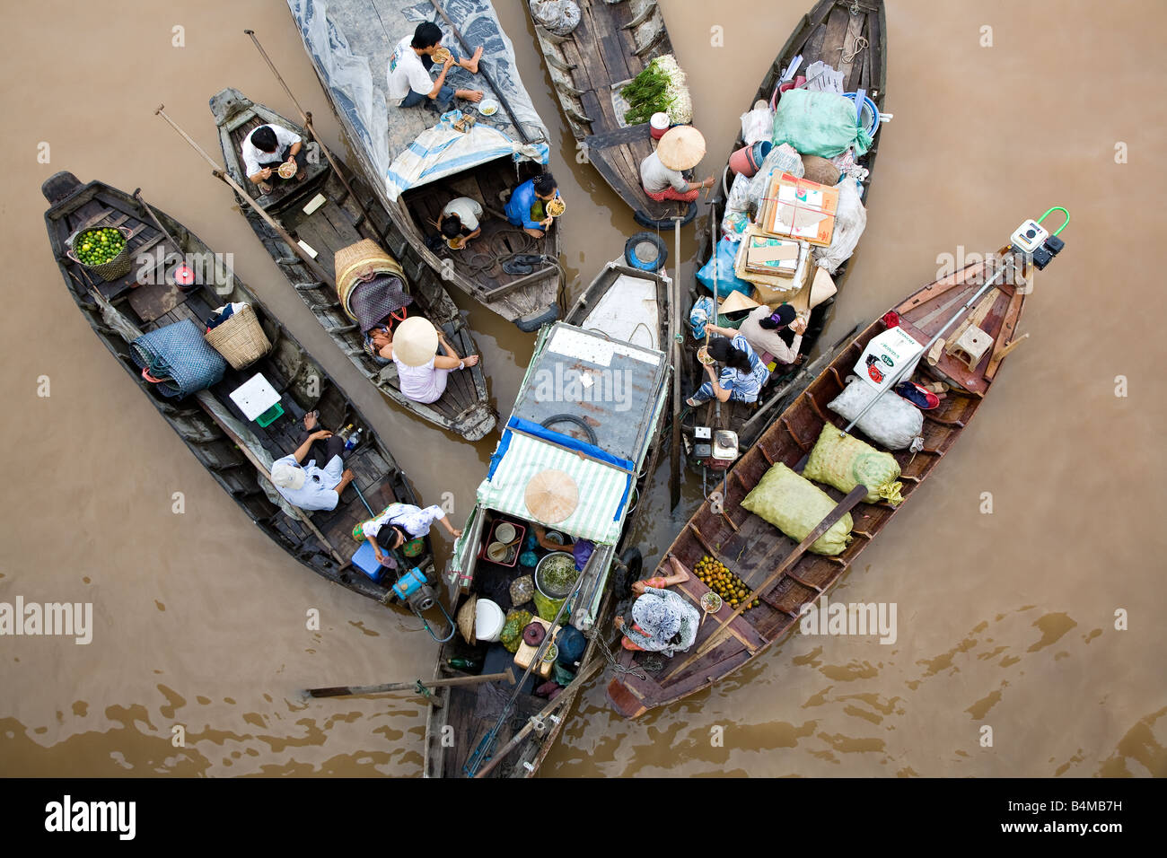 Small wooden canoes at lunch time on floating market Stock Photo Alamy