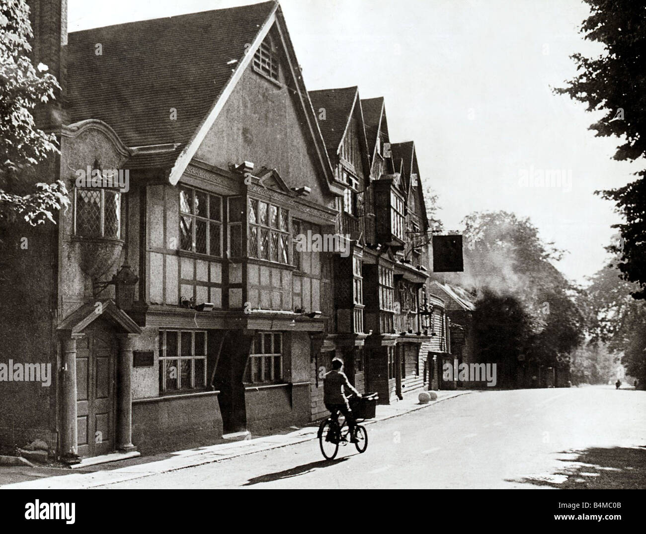 The Kings Head Public House Pub in Chigwell Essex Drink Drinking Building Exterior Cyclist road street Stock Photo