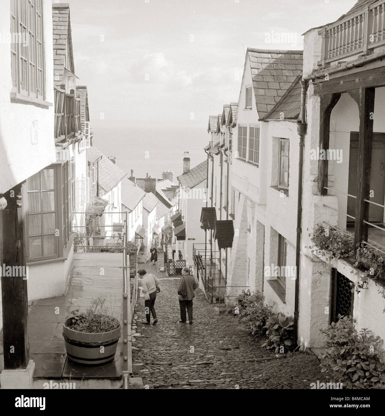 tourists-making-their-way-down-the-steep-hill-in-the-village-of