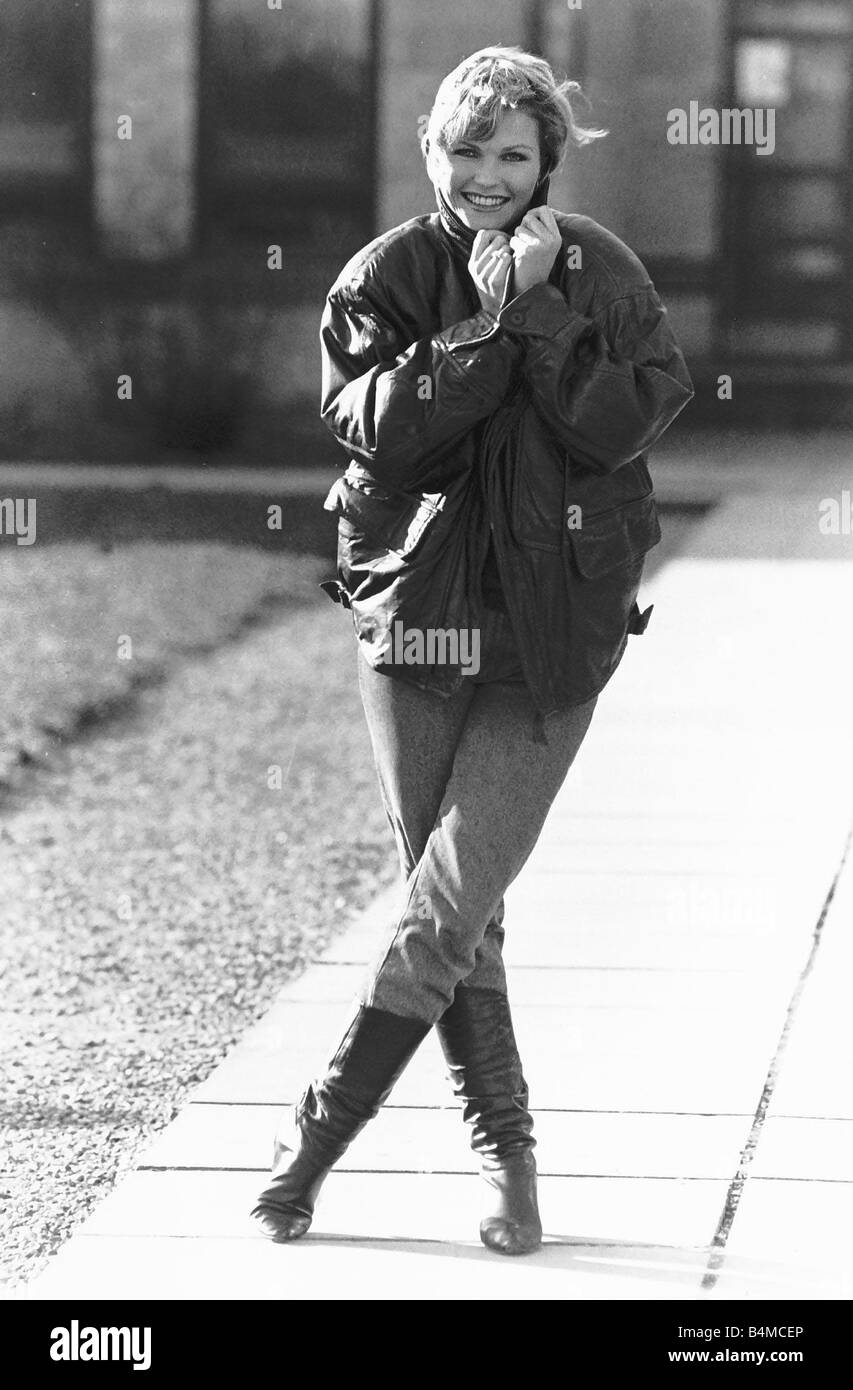 Fiona Fullerton February 1989 dressed for the outdoors mirrorpix Stock Photo