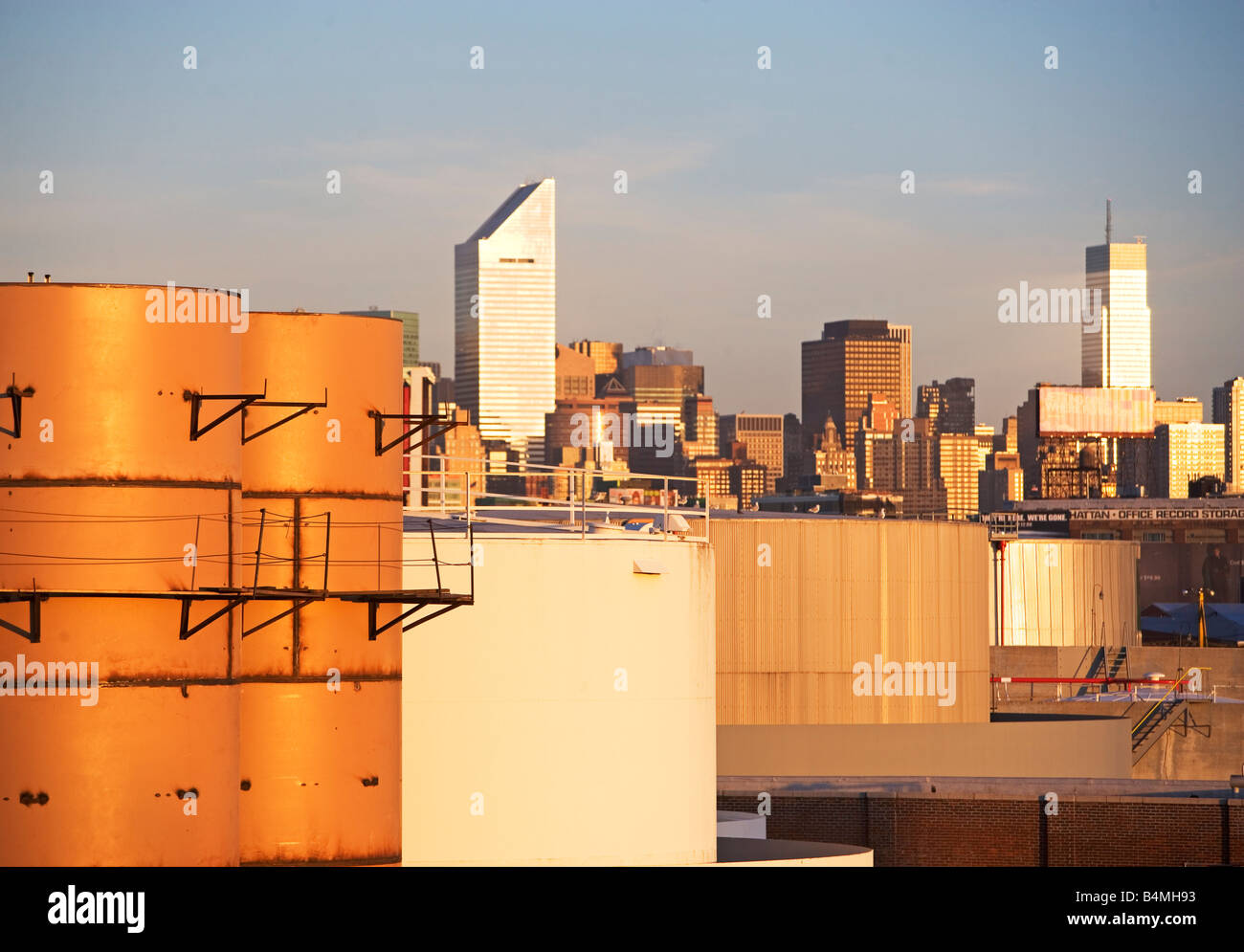 OIL TANKS, FUEL, ENERGY, EXPENSIVE, ARCHITECTURE, WINDOWS, SKYSCRAPER, CLOUDS, TRUMP WORLD TOWER, NEW YORK CITY, EASTSIDE, CLOUD Stock Photo
