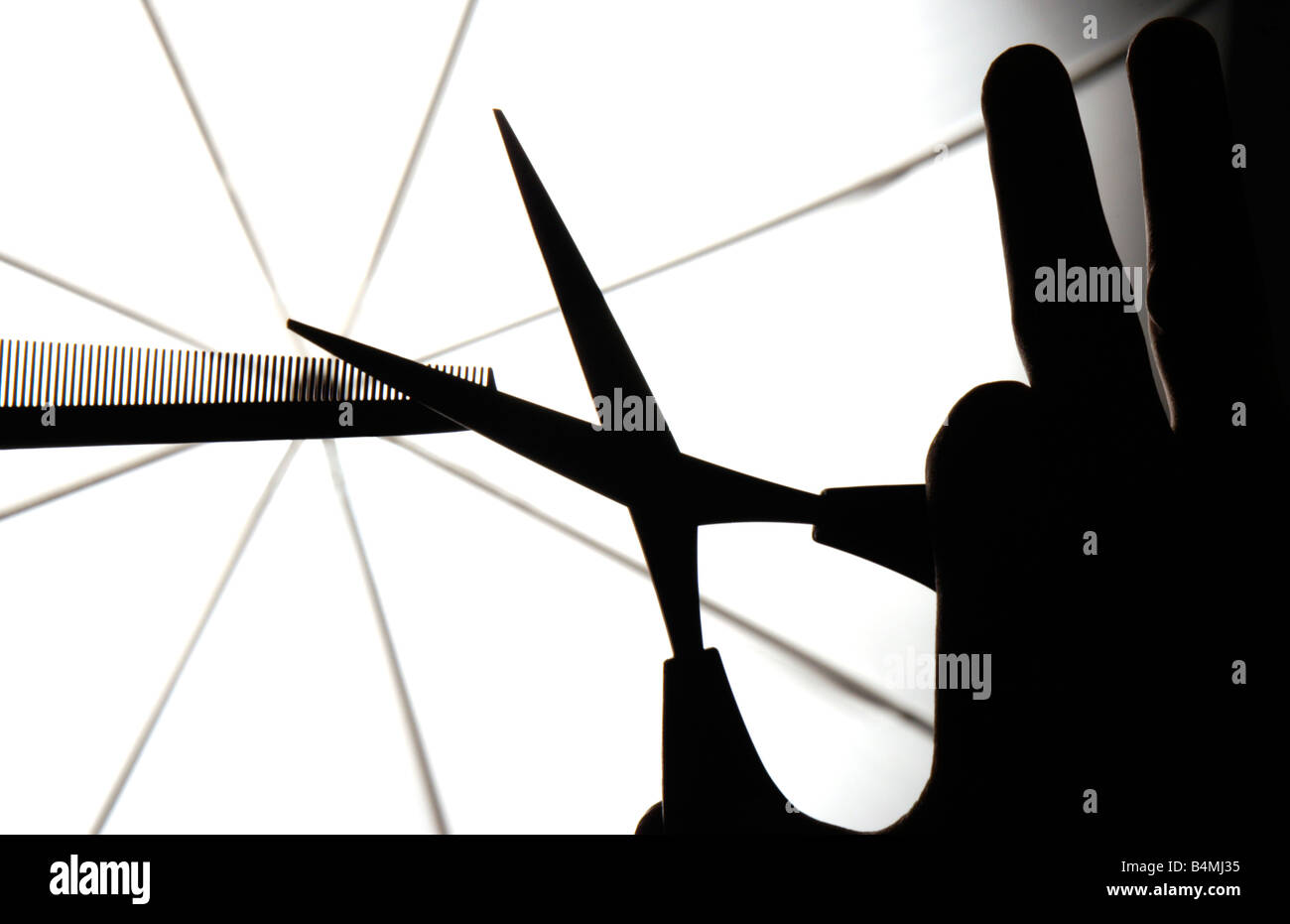 TIJERAS PEINE MANOS FILOSO CORTE PELO CABELLO PEINADO ESTILO ESTUDIO CORTAR  DEDOS CABEZA OSCURO OBSCURO PUNTAS COMBINACION DISENO HIGIENE SILUETA CARO  Stock Photo - Alamy, image size:1300x931