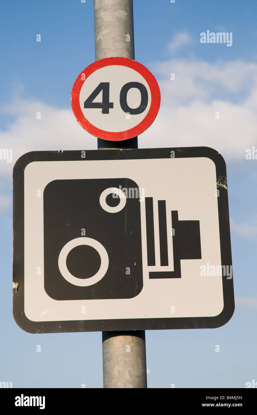 40 mph speed limit and speed camera warning sign Stock Photo