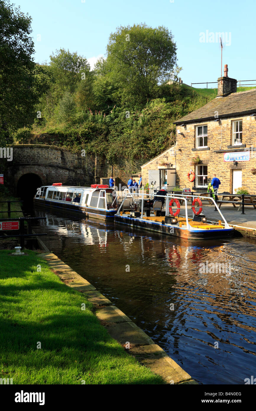 Tunnel End Cottages, Standedge and the Huddersfield Narrow Canal at Marsden, West Yorkshire, England, UK. Stock Photo