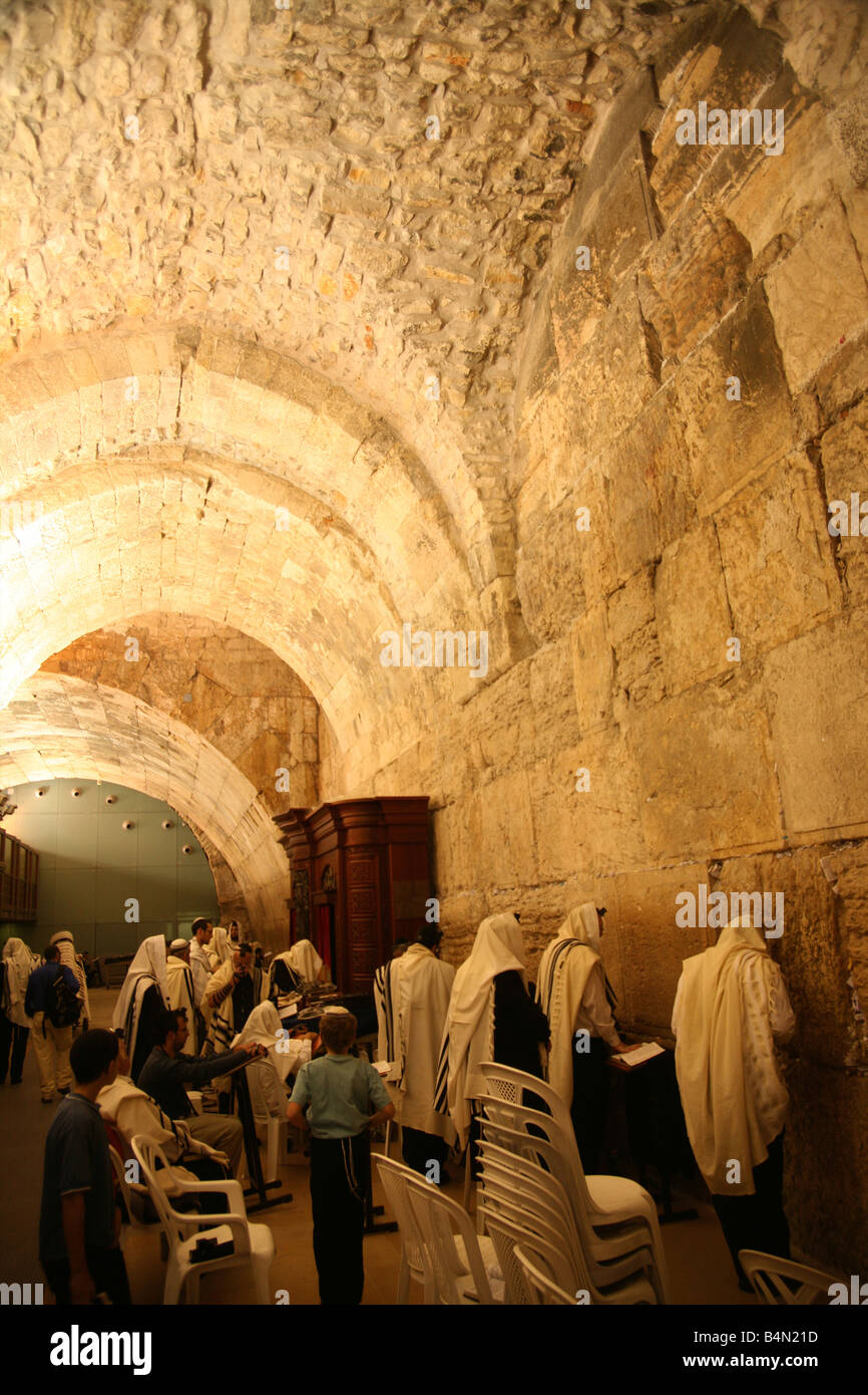 The men s prayer area including Wilson s arch located at the Western