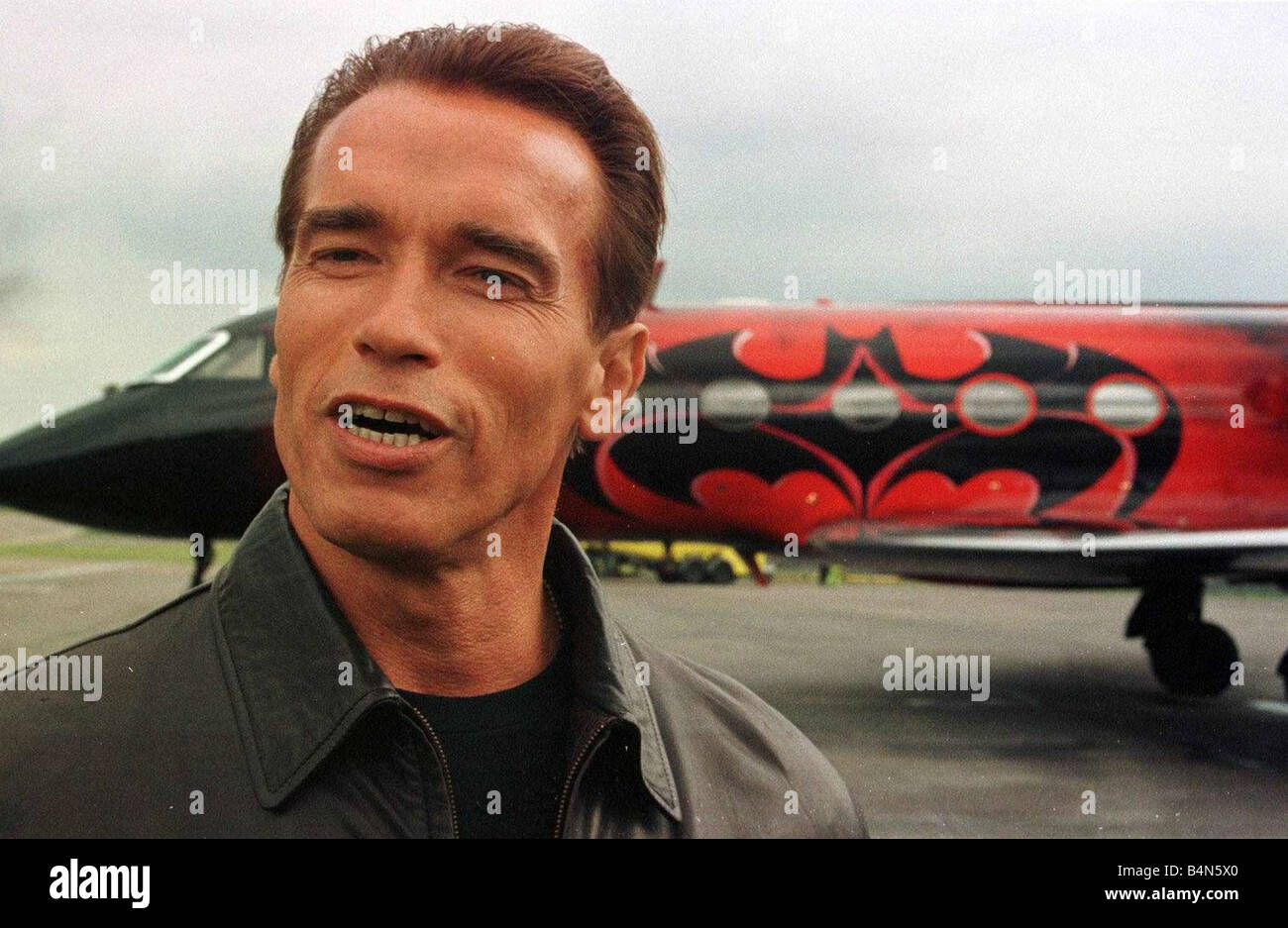 Arnold Schwarzenegger arrives at Luton Airport with wife Maria in Batplane Stock Photo