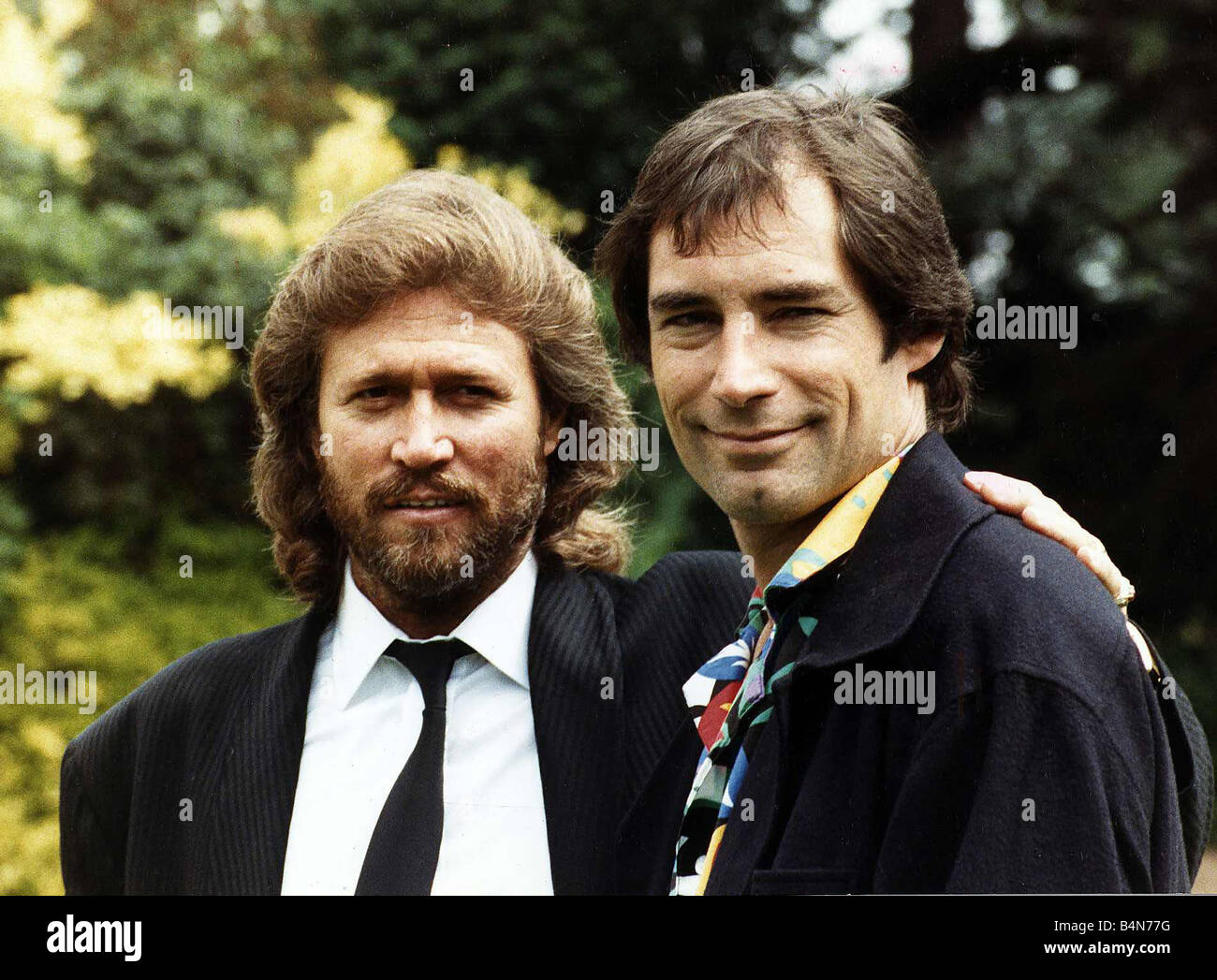 Timothy Dalton actor with singer Barry Gibb July 1988 Stock Photo