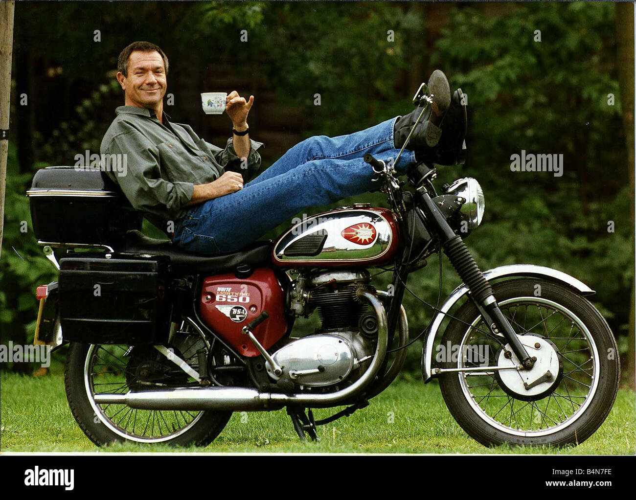 Actor Michael Elphick takes time off during filming of central TVs Boon for a cup of tea September 1989 Stock Photo