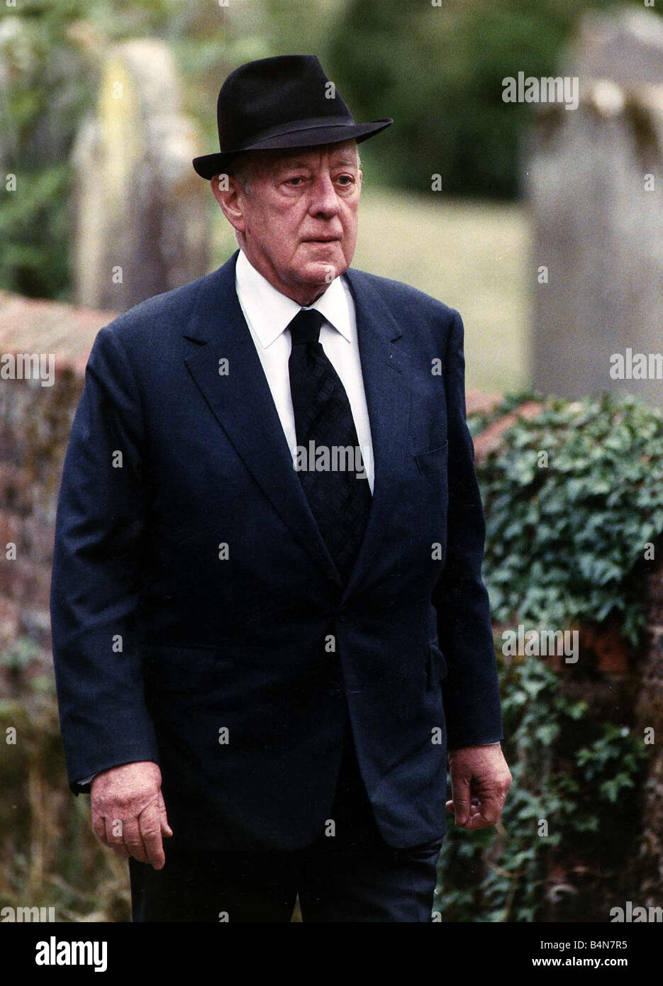 Sir Alec Guinness actor at the funeral of Lord Olivier July 1989 Stock Photo